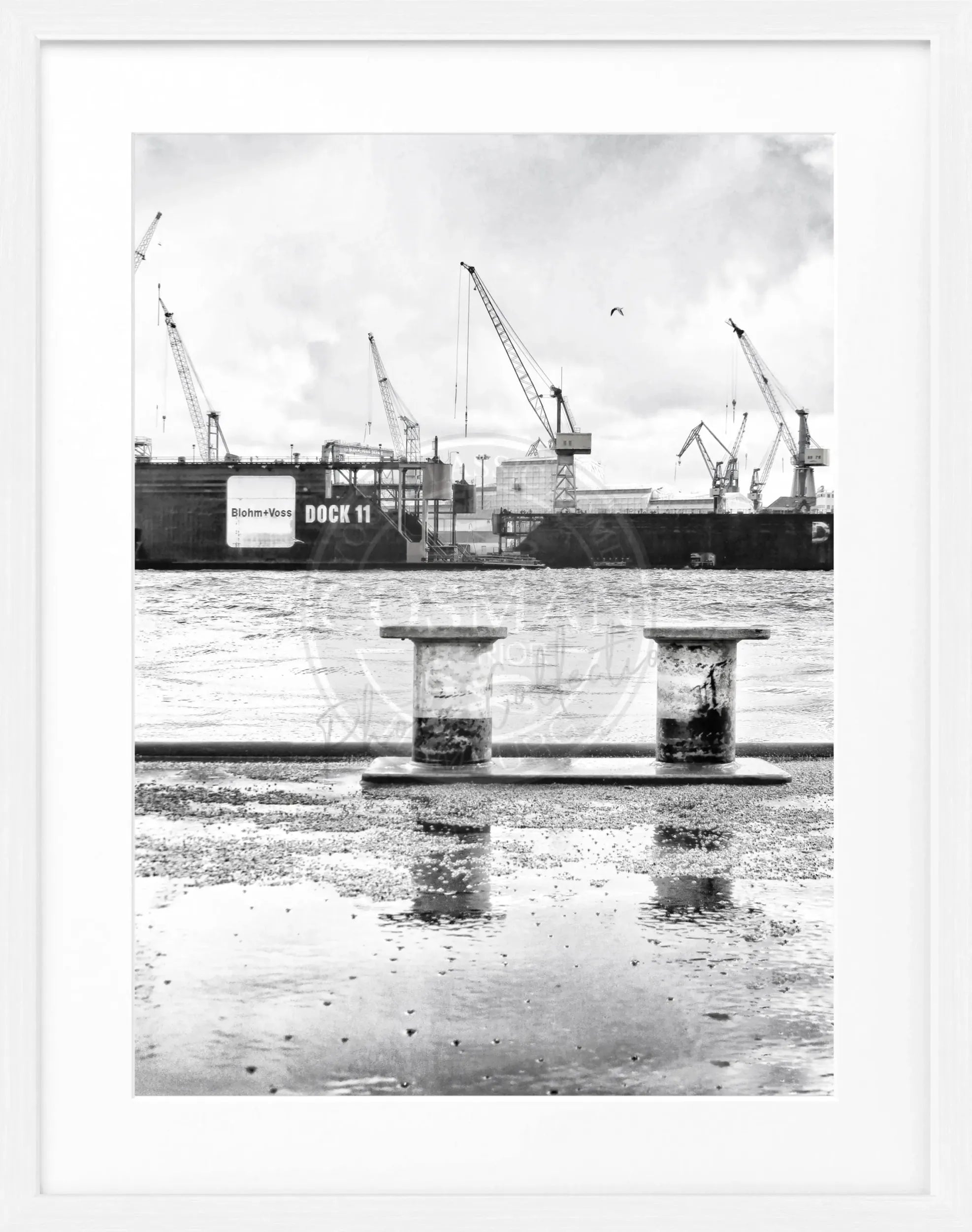 Schwarz-weiß Poster mit Rahmen, Hamburg Hafen Dock 11, von Cosman-Photocollection, 25x31 cm, maritimes Hafenmotiv
