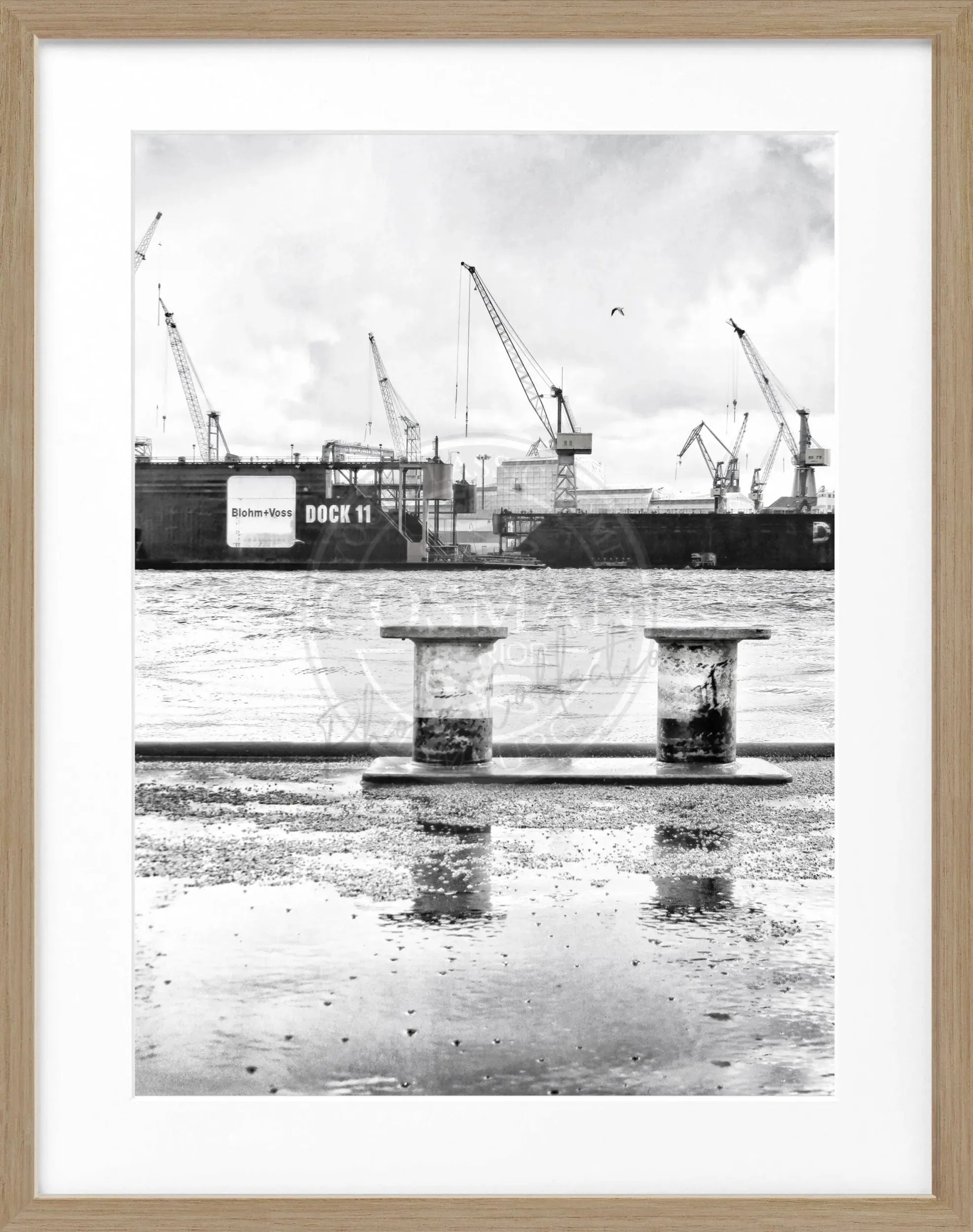 Schwarz-weiß Hamburg Hafen Poster mit Rahmen, Motiv Dock 11, von Cosman-Photocollection, 25x31cm