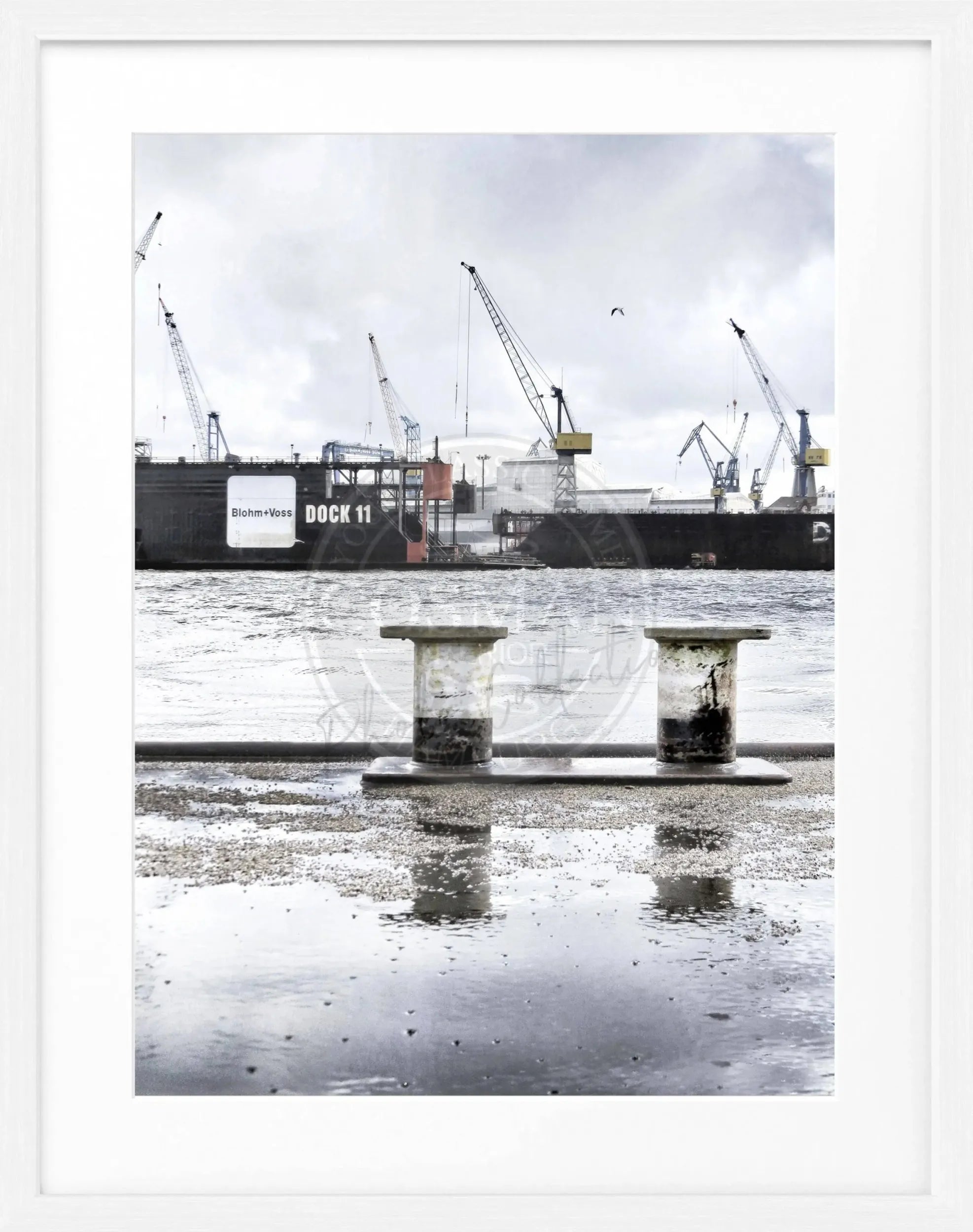 Schwarz-weiß Poster vom Hamburg Hafen mit Rahmen, Motiv Dock 11, von Cosman-Photocollection im Format 25x31 cm