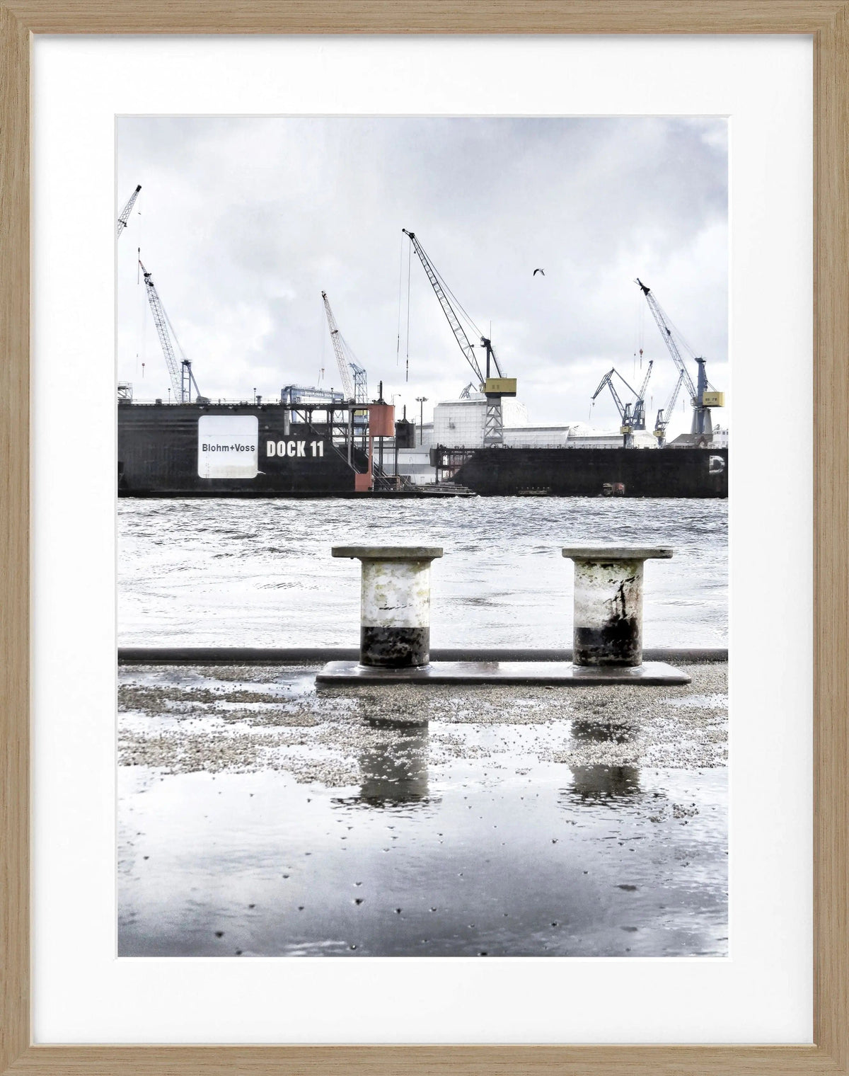 Schwarz-weiß Poster mit Rahmen, Hamburg Hafen Dock 11, von Cosman-Photocollection, 25x31 cm, maritimes Hafenmotiv.