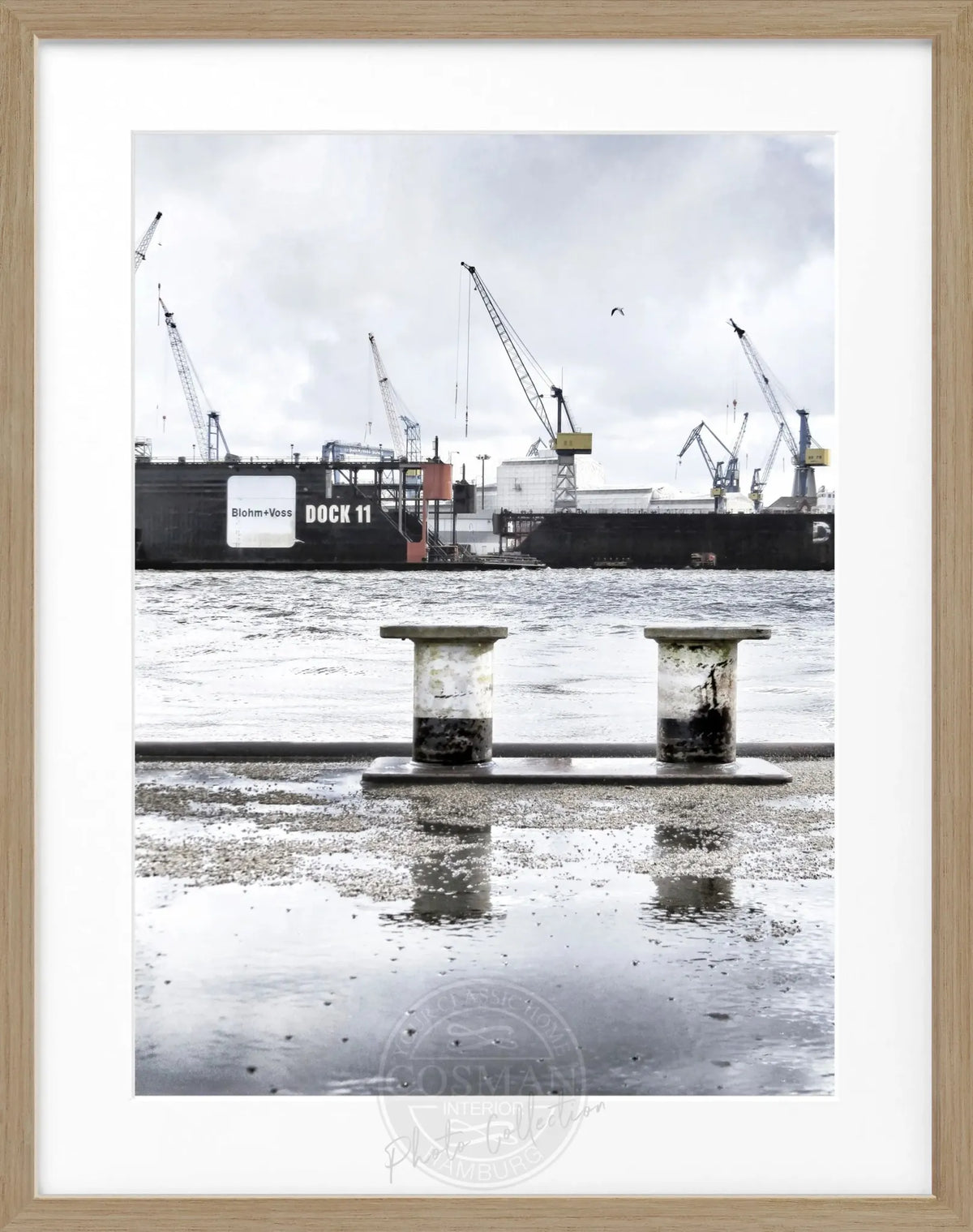 Schwarz-weiß Poster mit Rahmen, Hamburg Hafen Dock 11, von Cosman-Photocollection, 25x31 cm, maritimes Hafenmotiv.