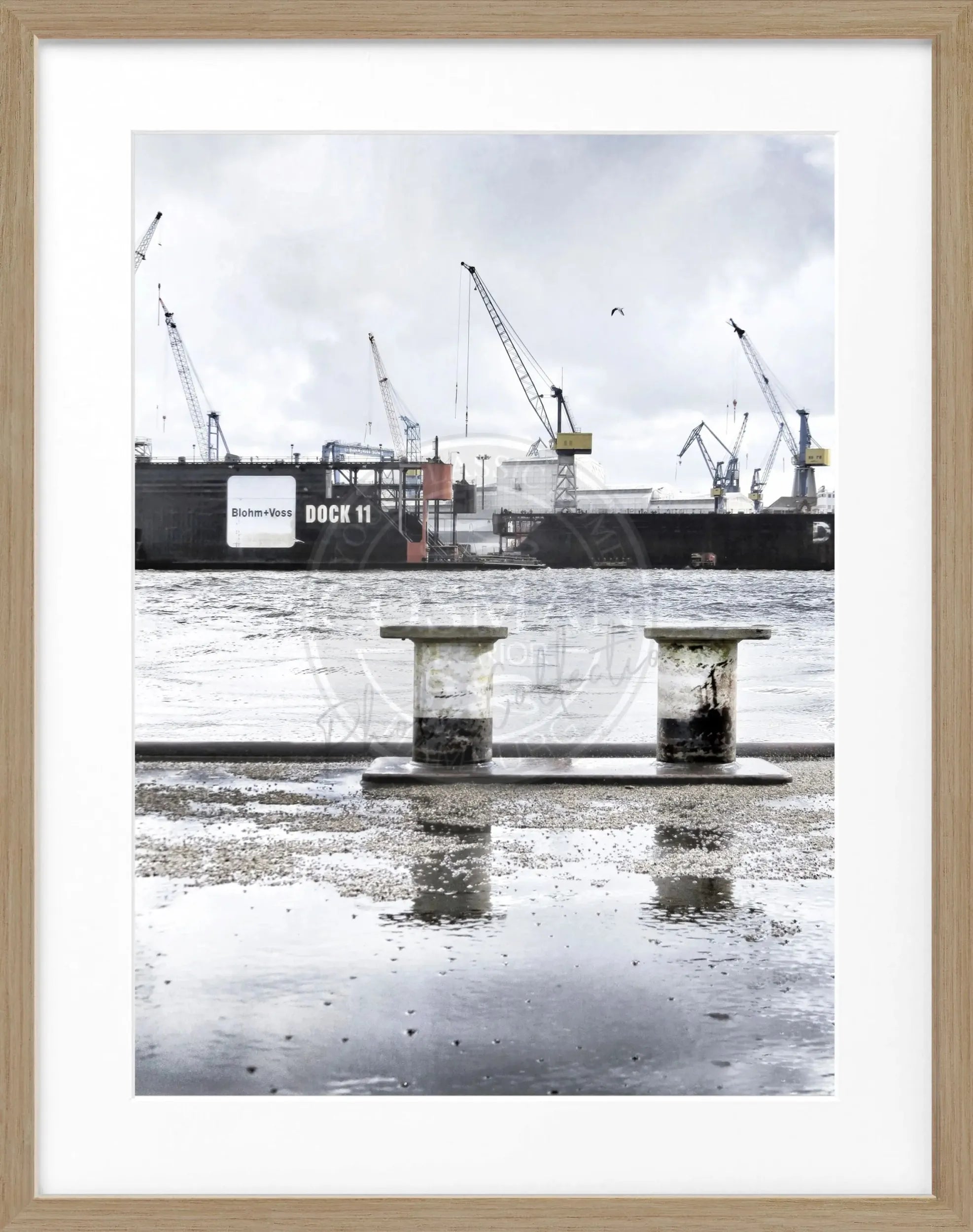 Schwarz-weiß Poster mit Rahmen, Hamburg Hafen Dock 11, von Cosman-Photocollection, 25x31 cm, maritimes Hafenmotiv.
