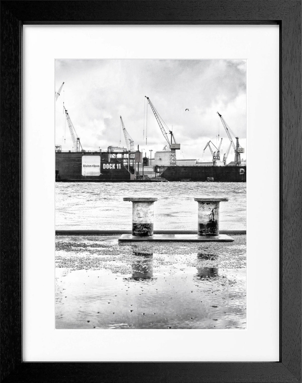 Schwarz-weiß Poster des Hamburger Hafens mit Rahmen, von Cosman-Photocollection, Motiv Dock 11, 25x31 cm