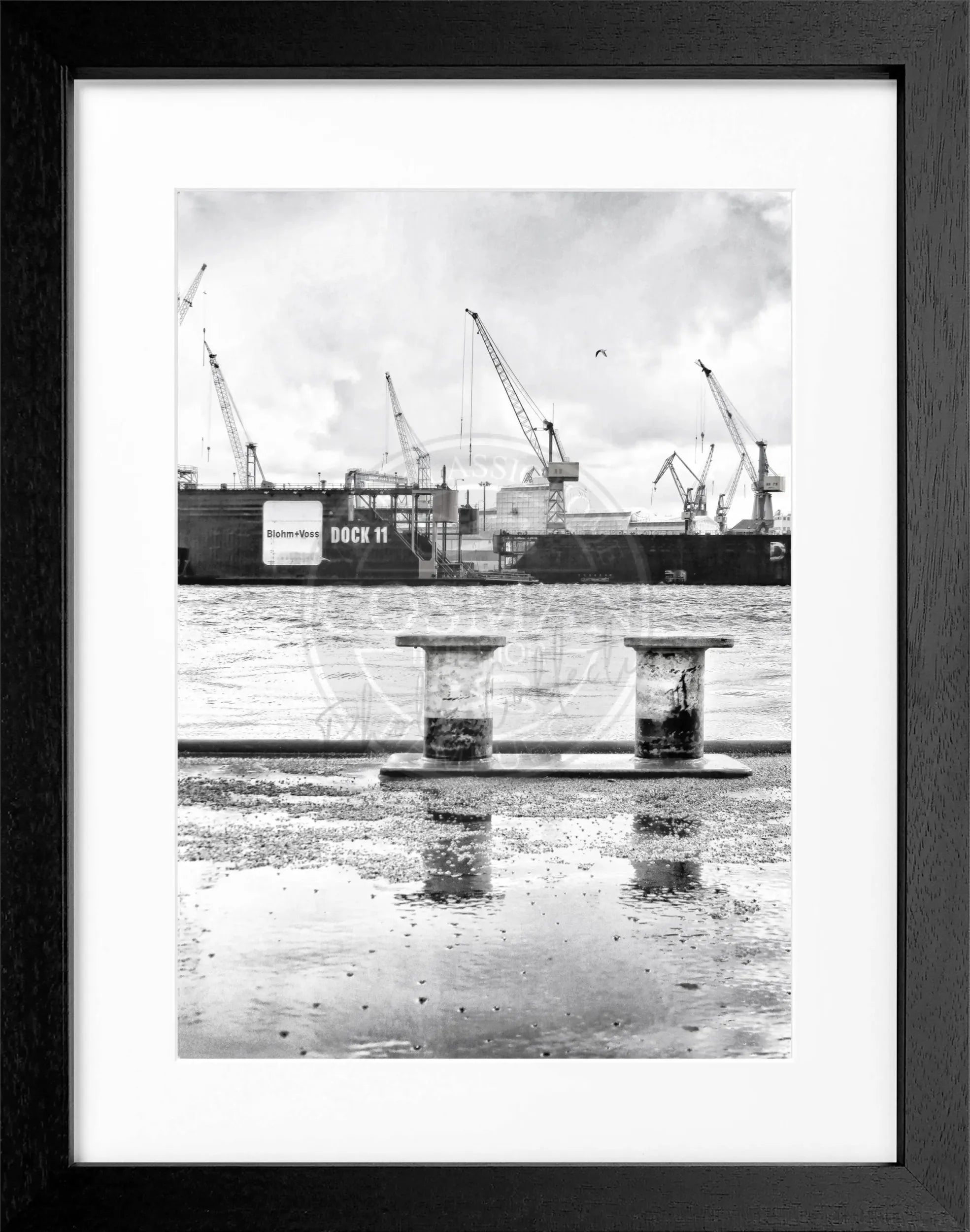 Schwarz-weiß Poster des Hamburger Hafens mit Rahmen, von Cosman-Photocollection, Motiv Dock 11, 25x31 cm
