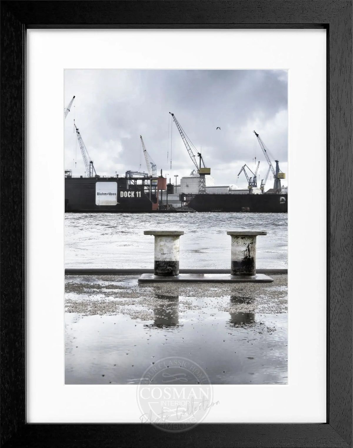 Schwarz-weiß Poster mit Rahmen, Hamburg Hafen Dock 11, von Cosman-Photocollection, 25x31cm, maritime Stadtansicht