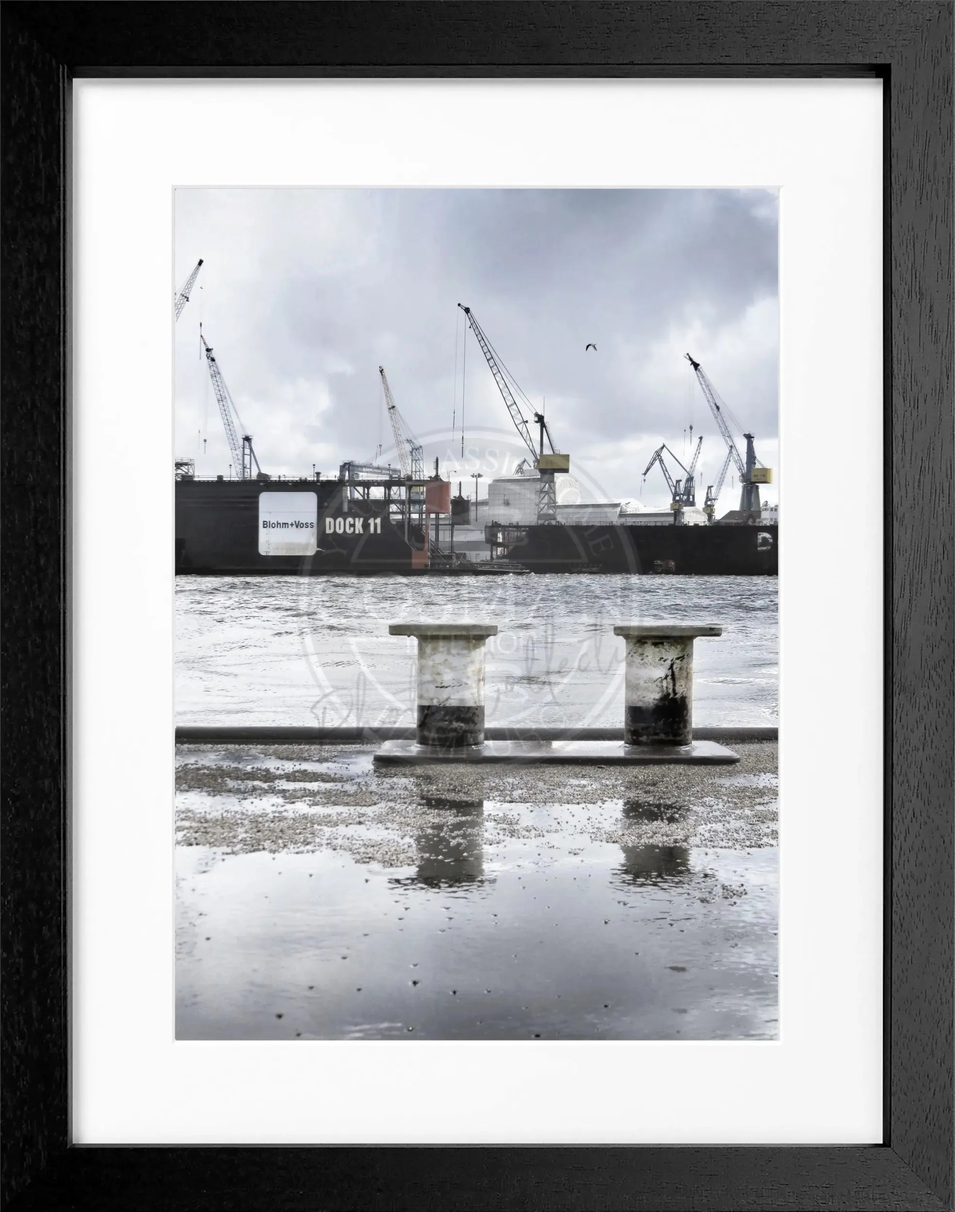 Schwarz-weiß Poster mit Rahmen, Hamburg Hafen Dock 11, von Cosman-Photocollection, 25x31cm, maritime Stadtansicht
