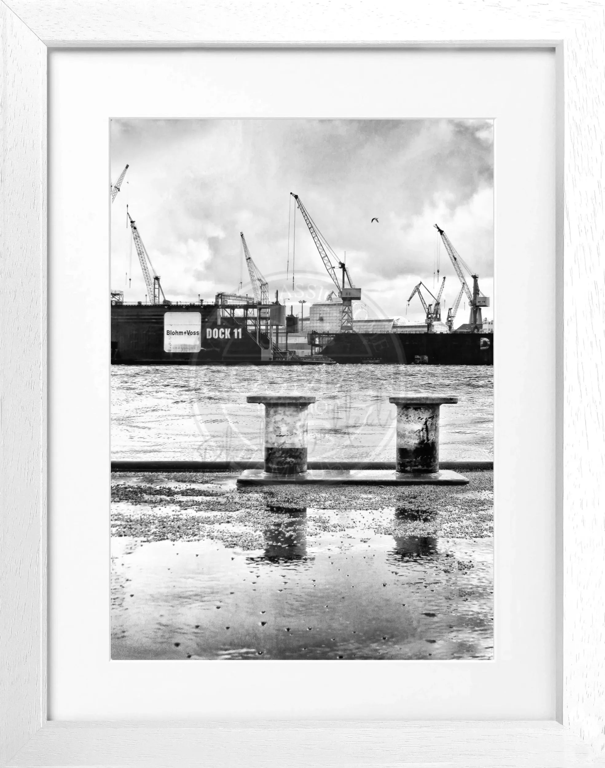 Schwarz-weiß Poster des Hamburger Hafens mit Rahmen, Cosman-Photocollection, 25x31 cm, Motiv Dock 11, HH05K.