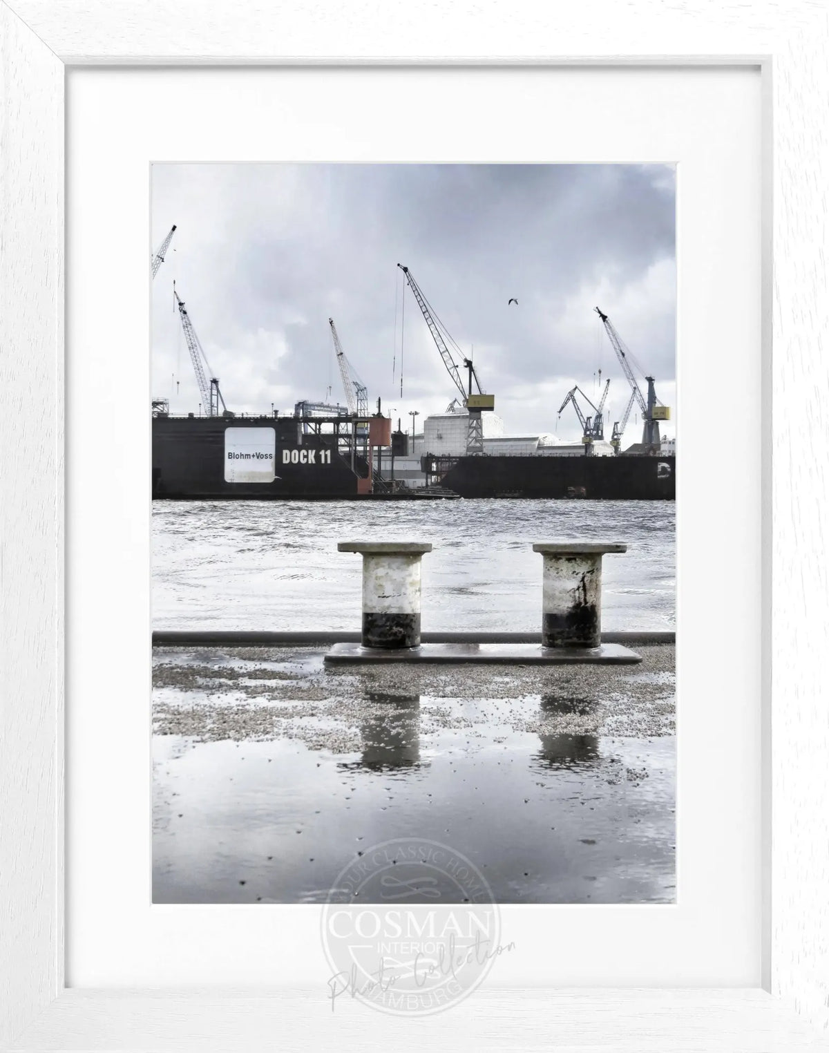 Schwarz-weiß Poster mit Rahmen von Cosman-Photocollection, Hamburg Hafen Dock 11, 25x31cm, maritime Stadtaufnahme