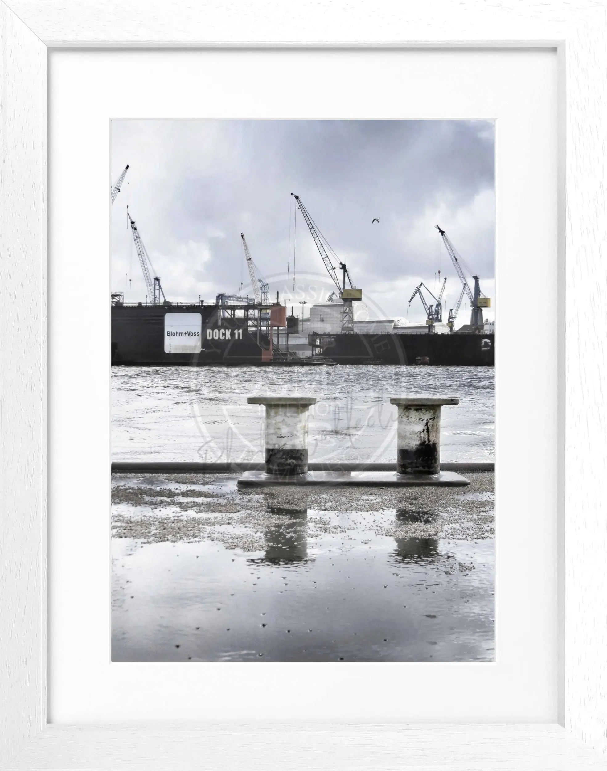 Schwarz-weiß Poster mit Rahmen von Cosman-Photocollection, Hamburg Hafen Dock 11, 25x31cm, maritime Stadtaufnahme