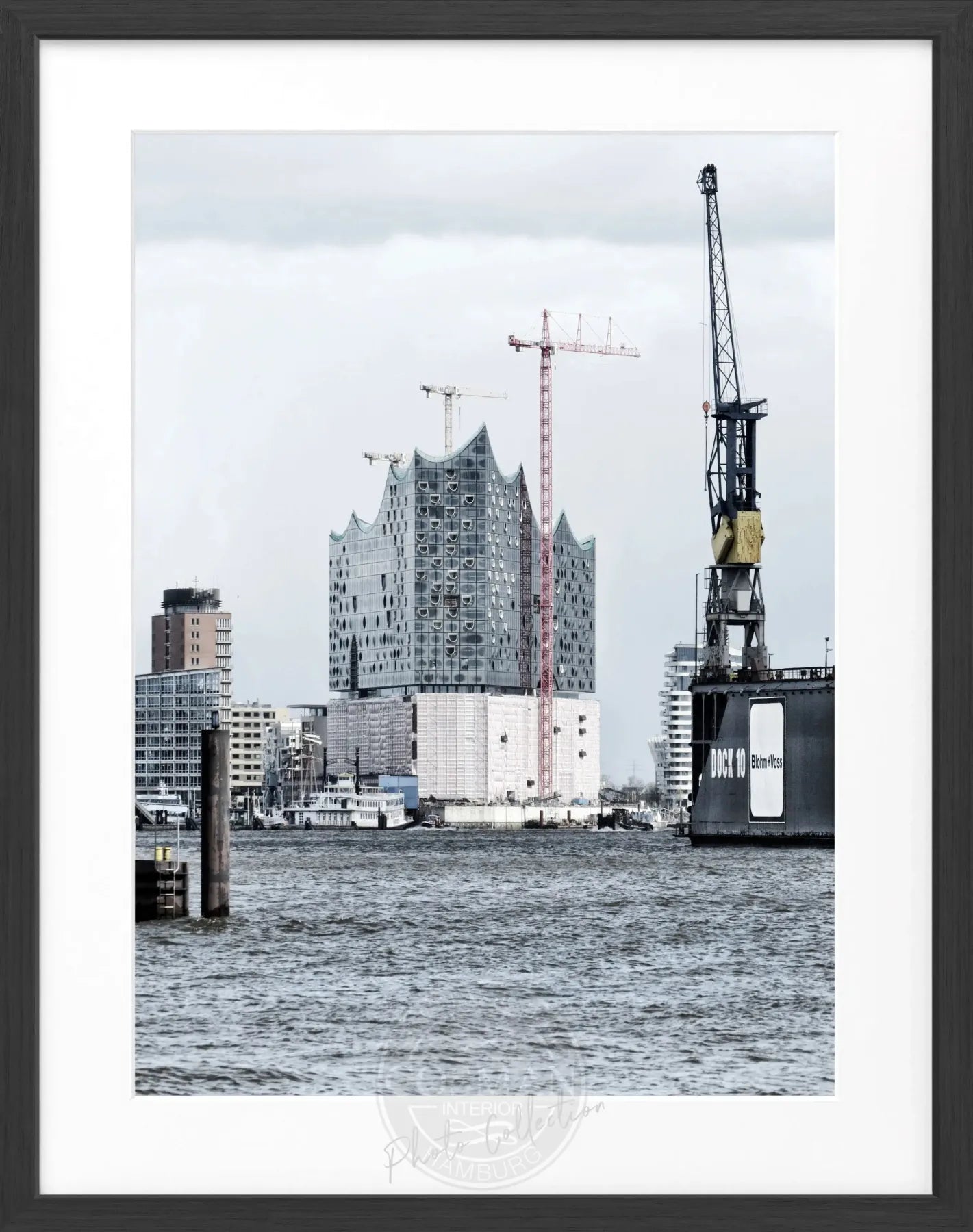 Schwarz-weiß Poster mit Rahmen, Hamburg Hafen Elphi, von Cosman-Photocollection, 25x31 cm, maritime Stadtansicht