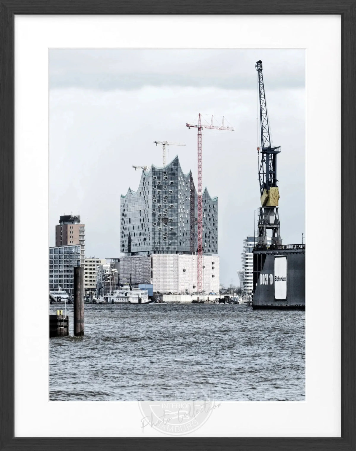 Schwarz-weiß Poster mit Rahmen, Hamburg Hafen Elphi, von Cosman-Photocollection, 25x31 cm, maritime Stadtansicht