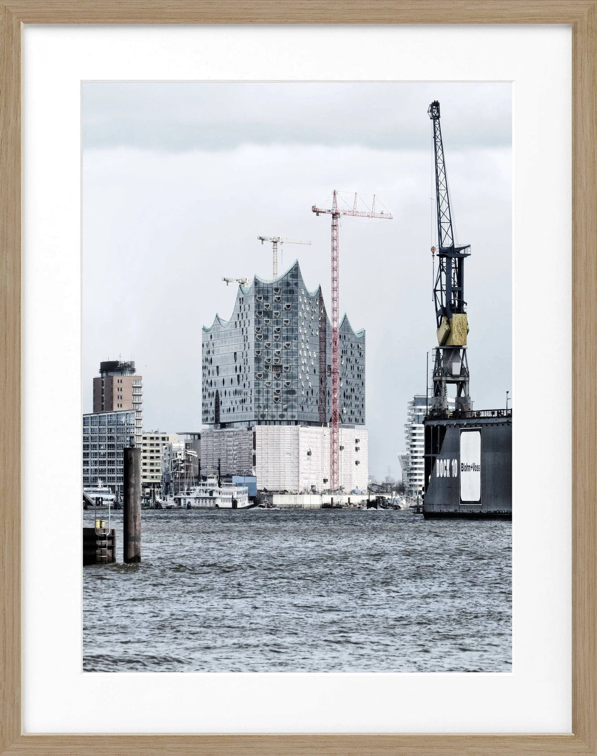 Schwarz-weiß Poster mit Rahmen von Cosman-Photocollection, Hamburg Hafen Elphi, 25x31 cm, dekoratives Hafenmotiv