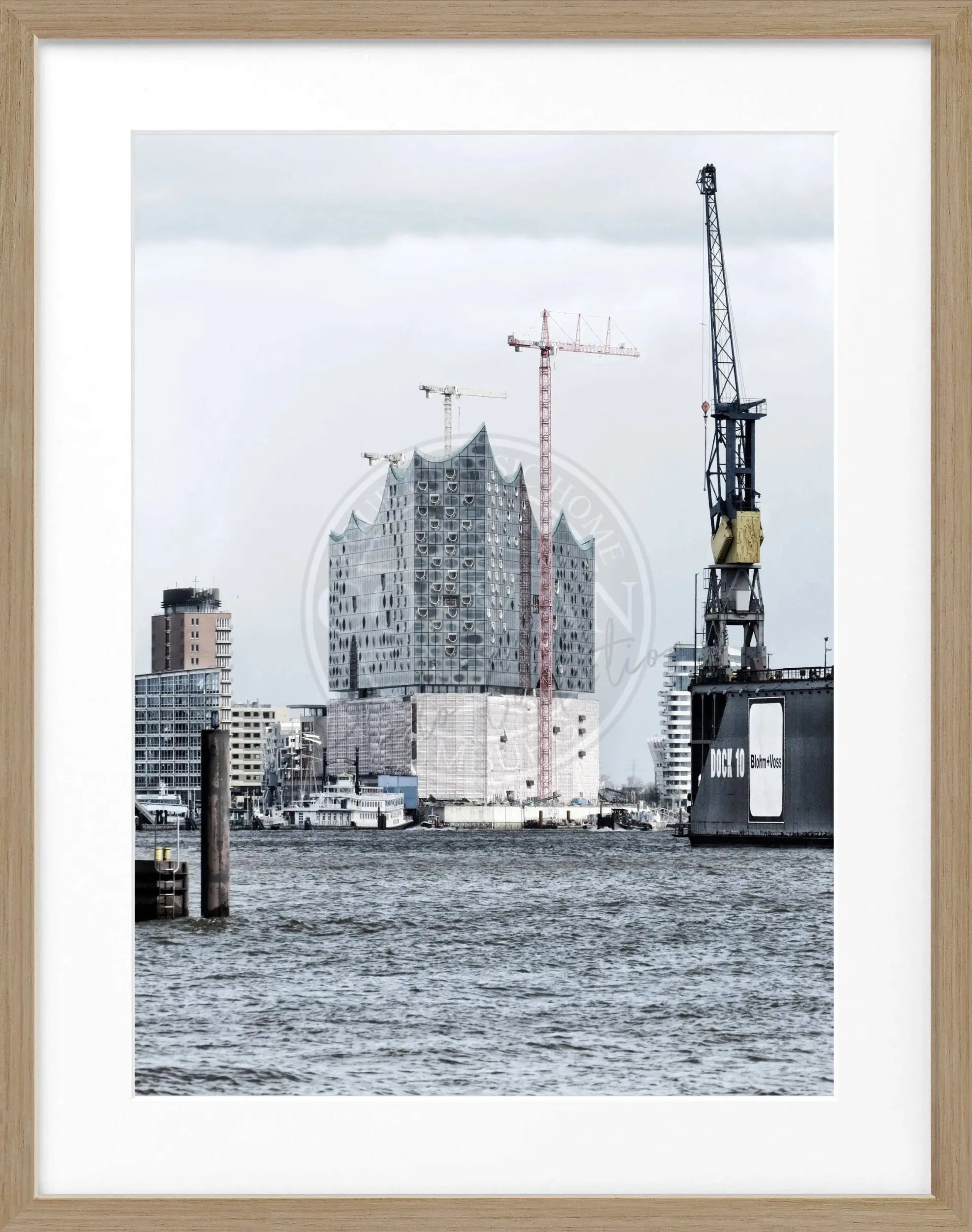 Schwarz-weiß Poster mit Rahmen von Cosman-Photocollection, Hamburg Hafen Elphi, 25x31 cm, dekoratives Hafenmotiv