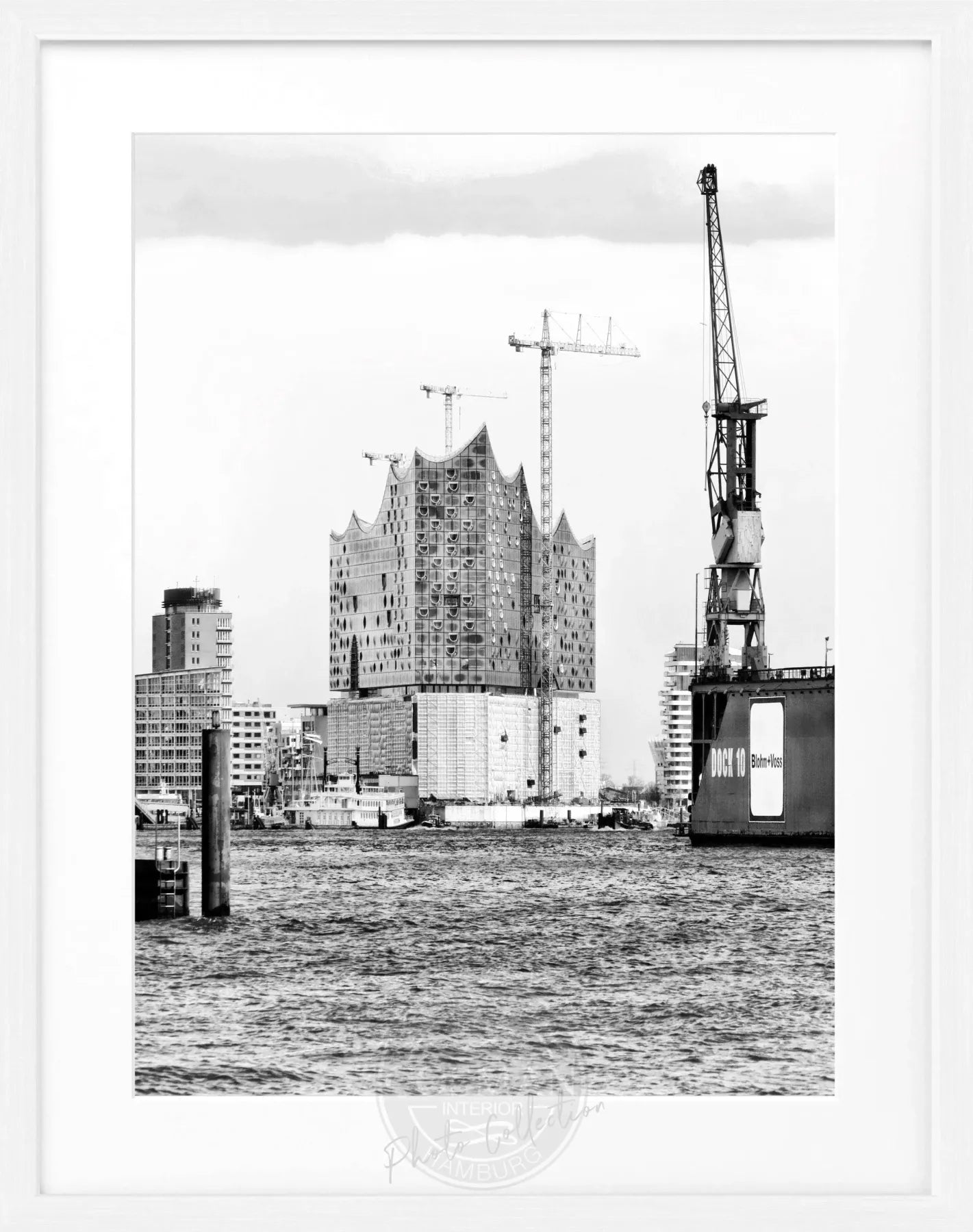 Schwarz-weiß Poster mit Rahmen von Hamburg Hafen Elphi, 25x31cm, von Cosman-Photocollection, maritime Stadtansicht