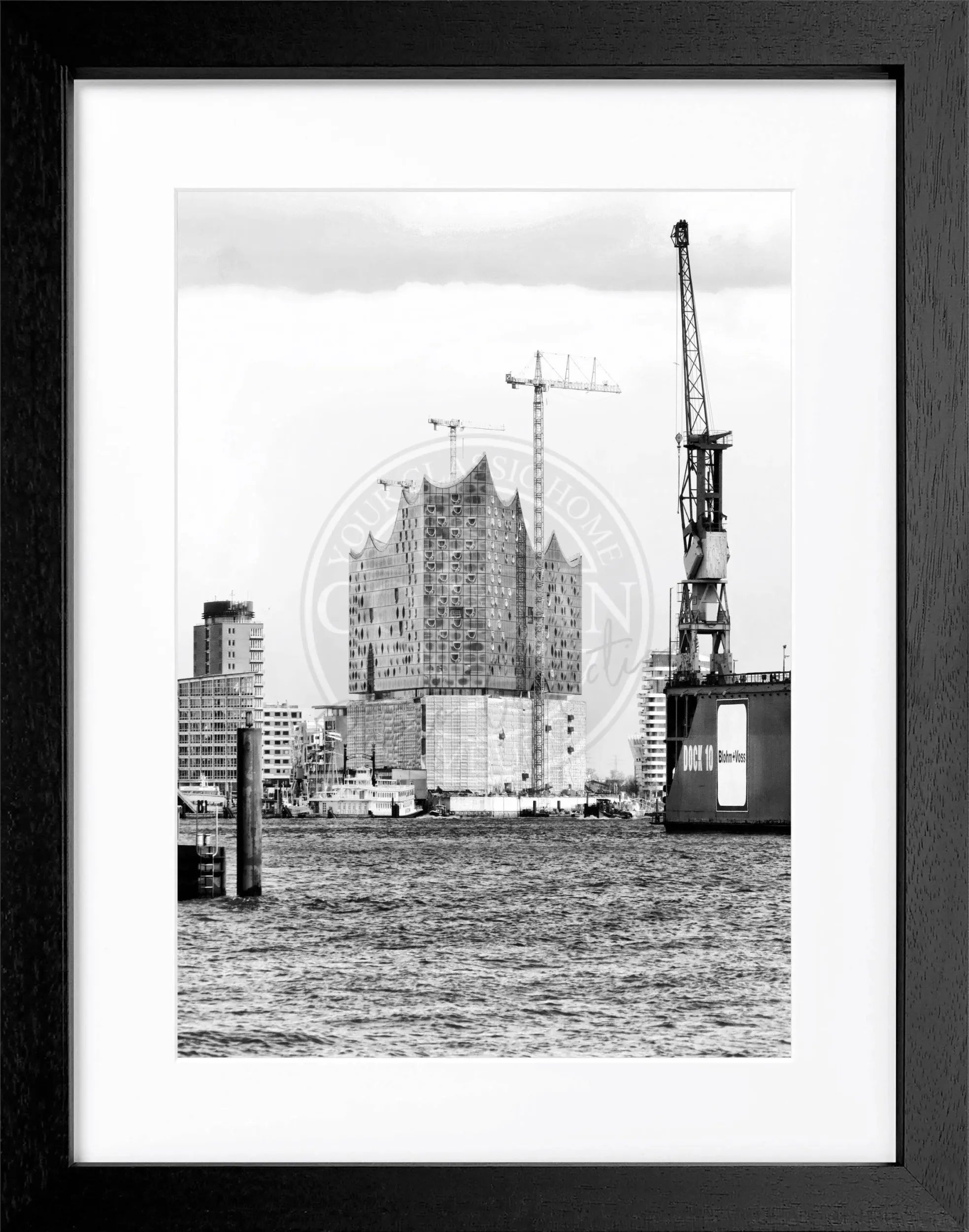 Schwarz-weiß Poster des Hamburger Hafens mit Elphi, gerahmt, von Cosman-Photocollection, 25x31cm, dekoratives Hafenmotiv