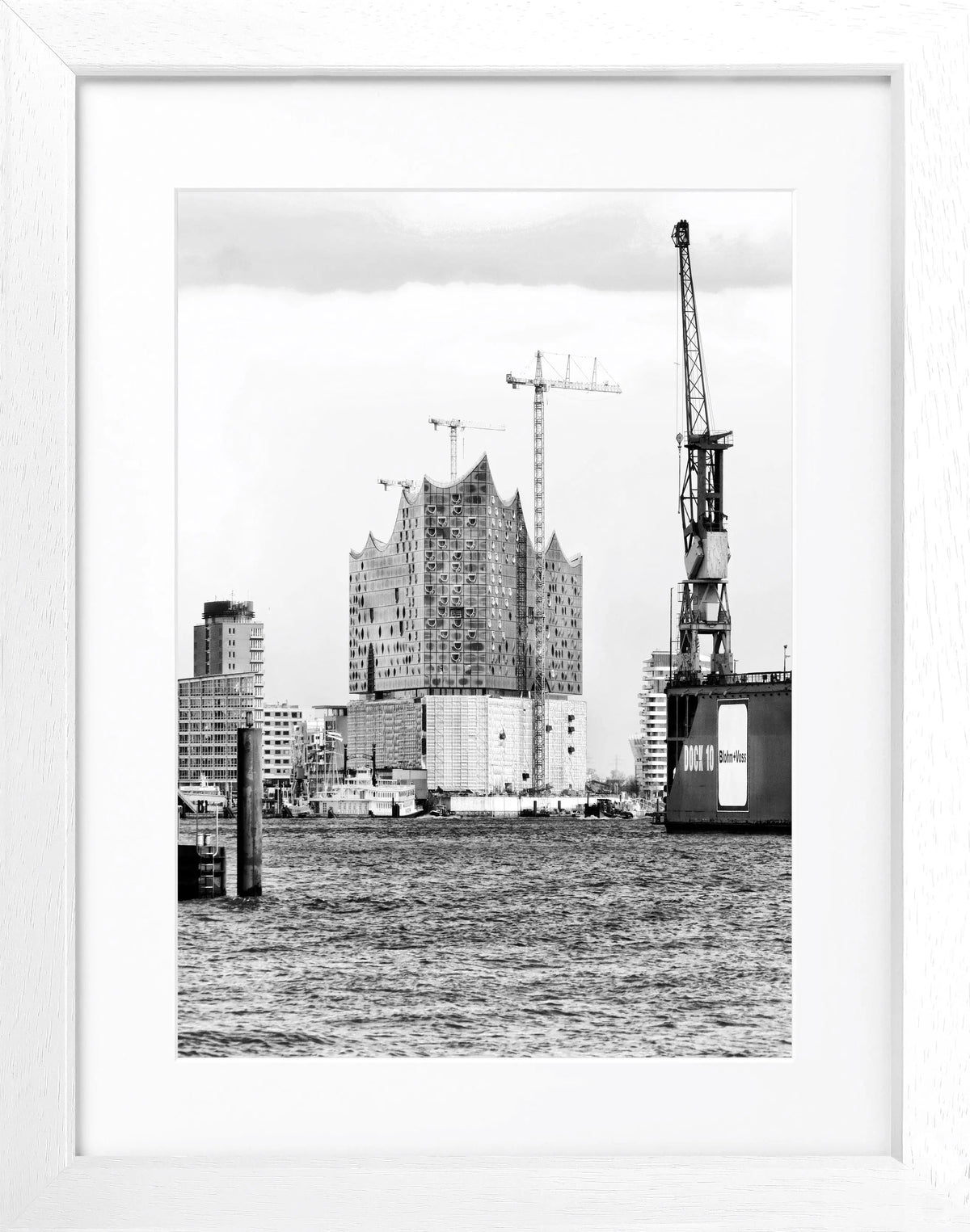 Schwarz-weiß Poster mit Rahmen von Hamburg Hafen Elphi, 25x31cm, von Cosman-Photocollection, zeigt den berühmten Hafen in detailreicher Darstellung