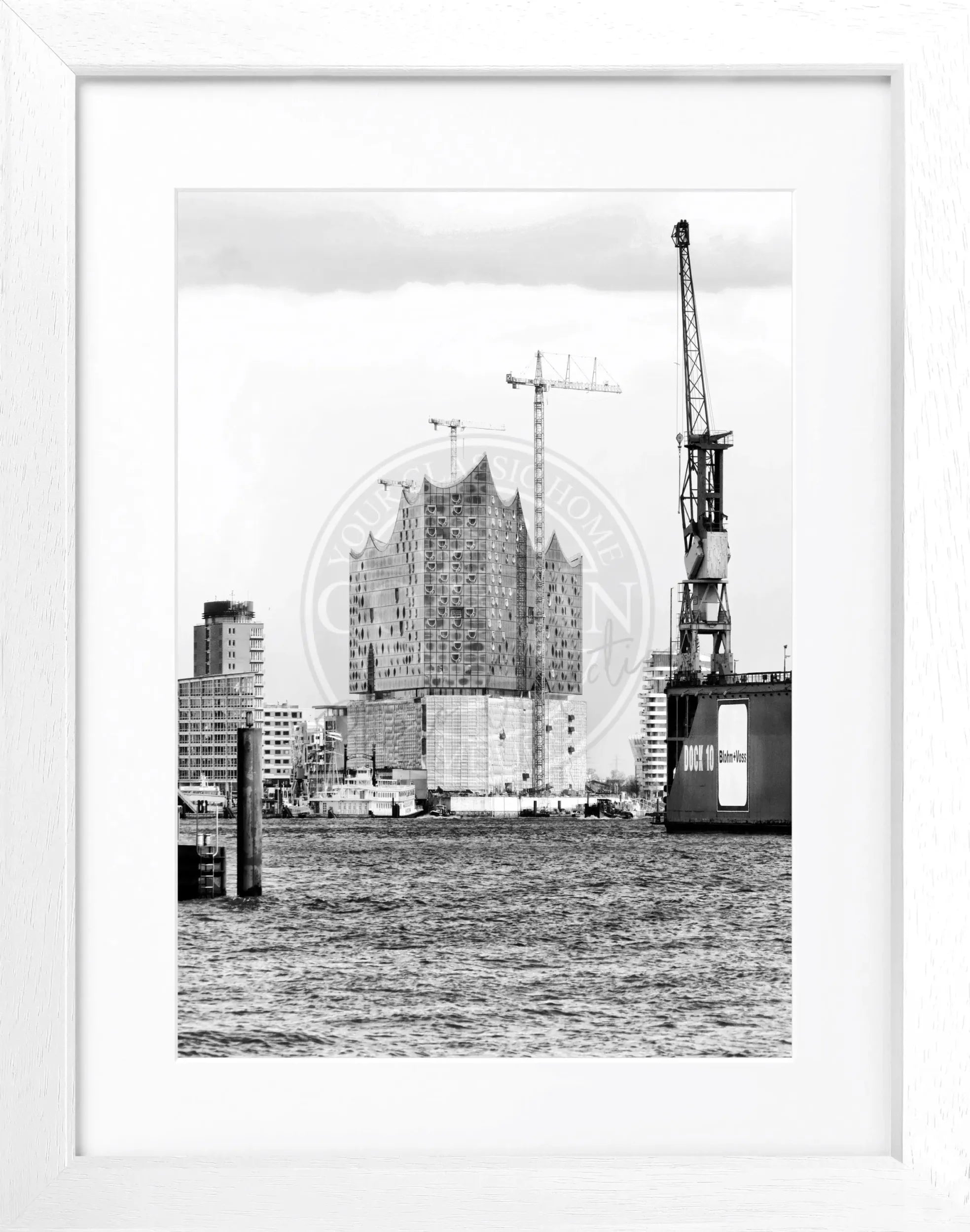 Schwarz-weiß Poster mit Rahmen von Hamburg Hafen Elphi, 25x31cm, von Cosman-Photocollection, zeigt den berühmten Hafen in detailreicher Darstellung