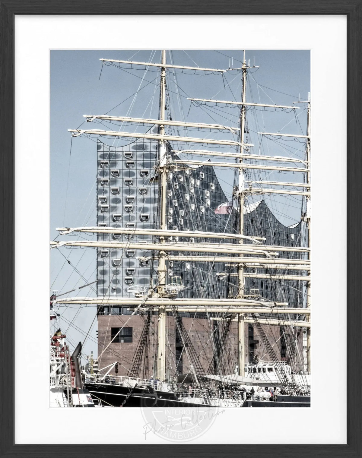 Schwarz-weiß Poster mit Rahmen, Hamburg Hafen Elphi, von Cosman-Photocollection, 25x31cm, urbanes Stadtbild, maritime Atmosphäre