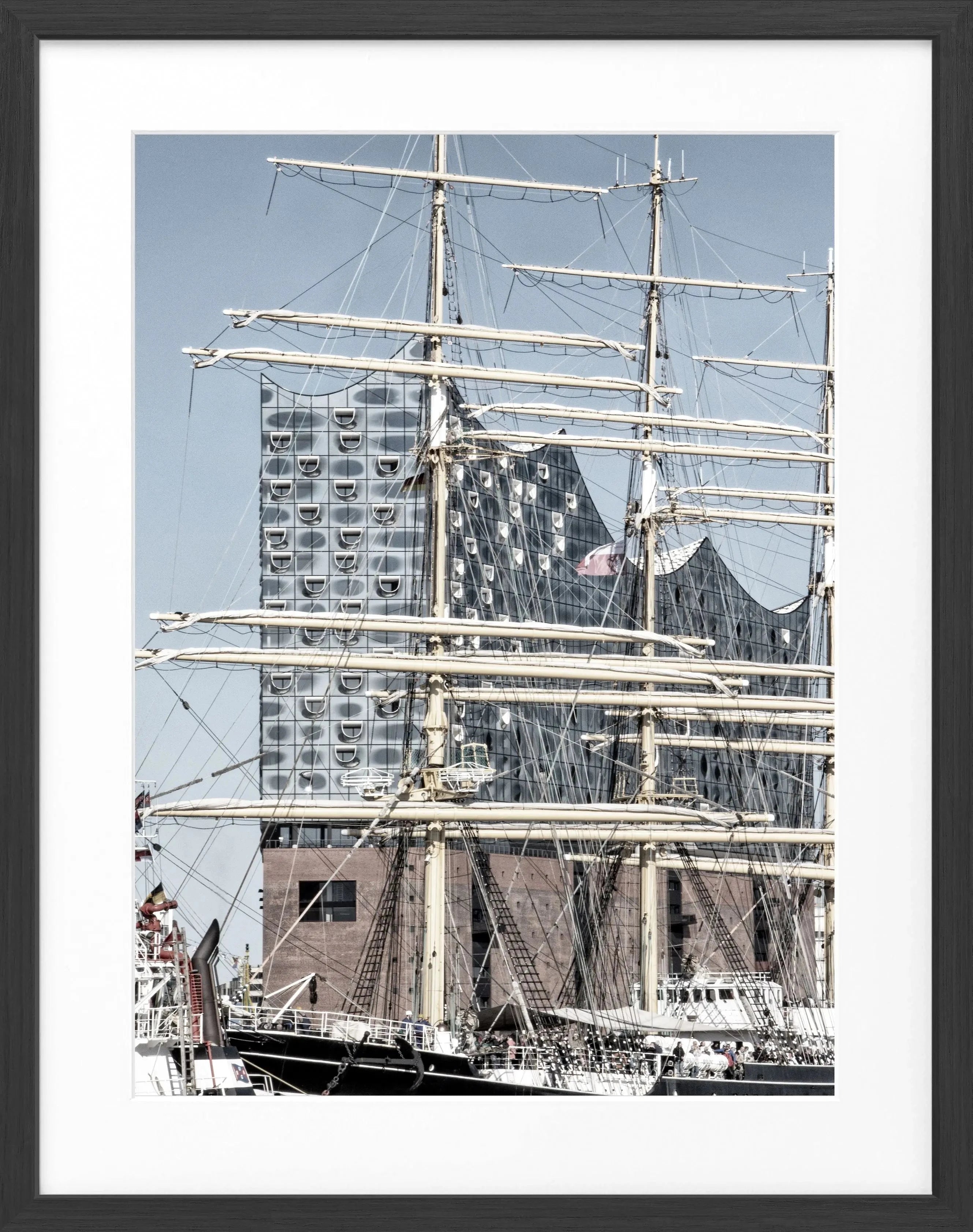 Schwarz-weiß Poster mit Rahmen, Hamburg Hafen Elphi, von Cosman-Photocollection, 25x31cm, urbanes Stadtbild, maritime Atmosphäre
