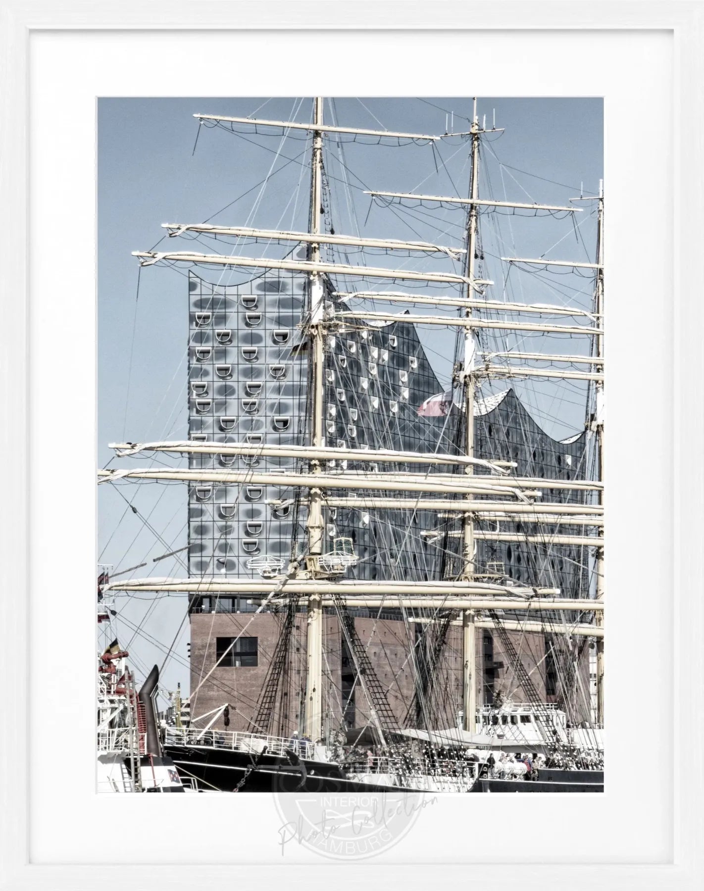 Schwarz-weiß Poster vom Hamburger Hafen mit Elphi, in schwarzem Rahmen, von Cosman-Photocollection, 25x31cm
