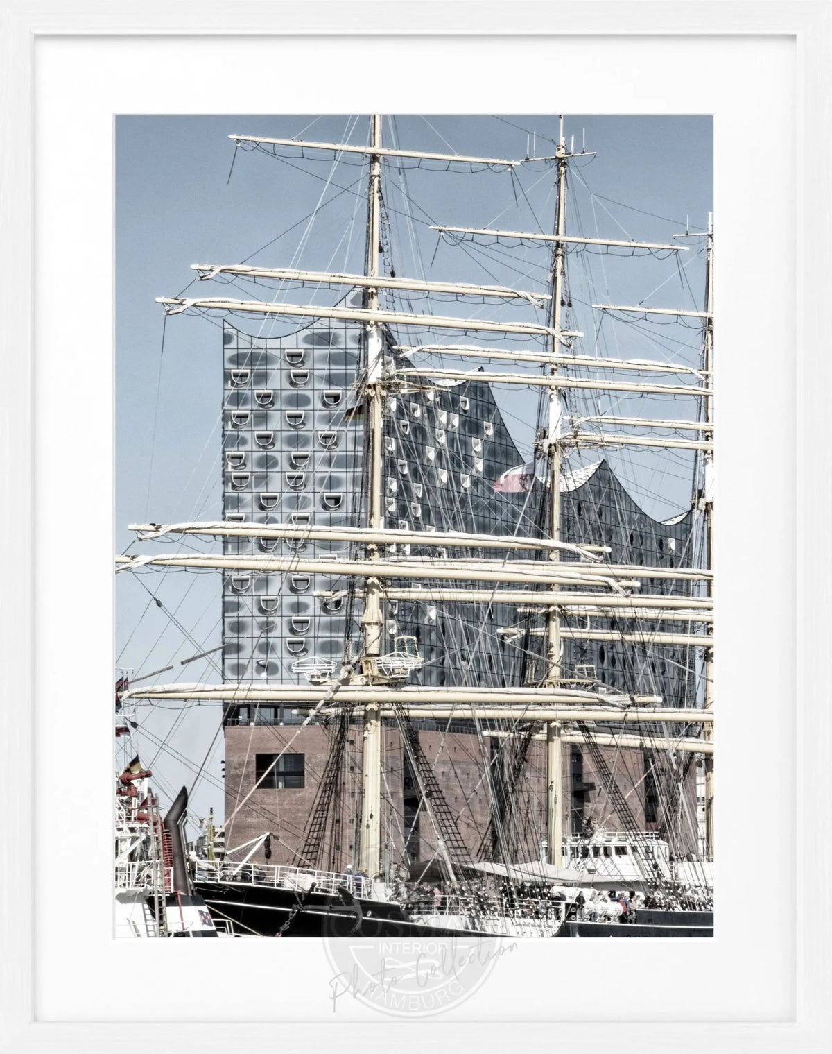 Schwarz-weiß Poster vom Hamburger Hafen mit Elphi, in schwarzem Rahmen, von Cosman-Photocollection, 25x31cm