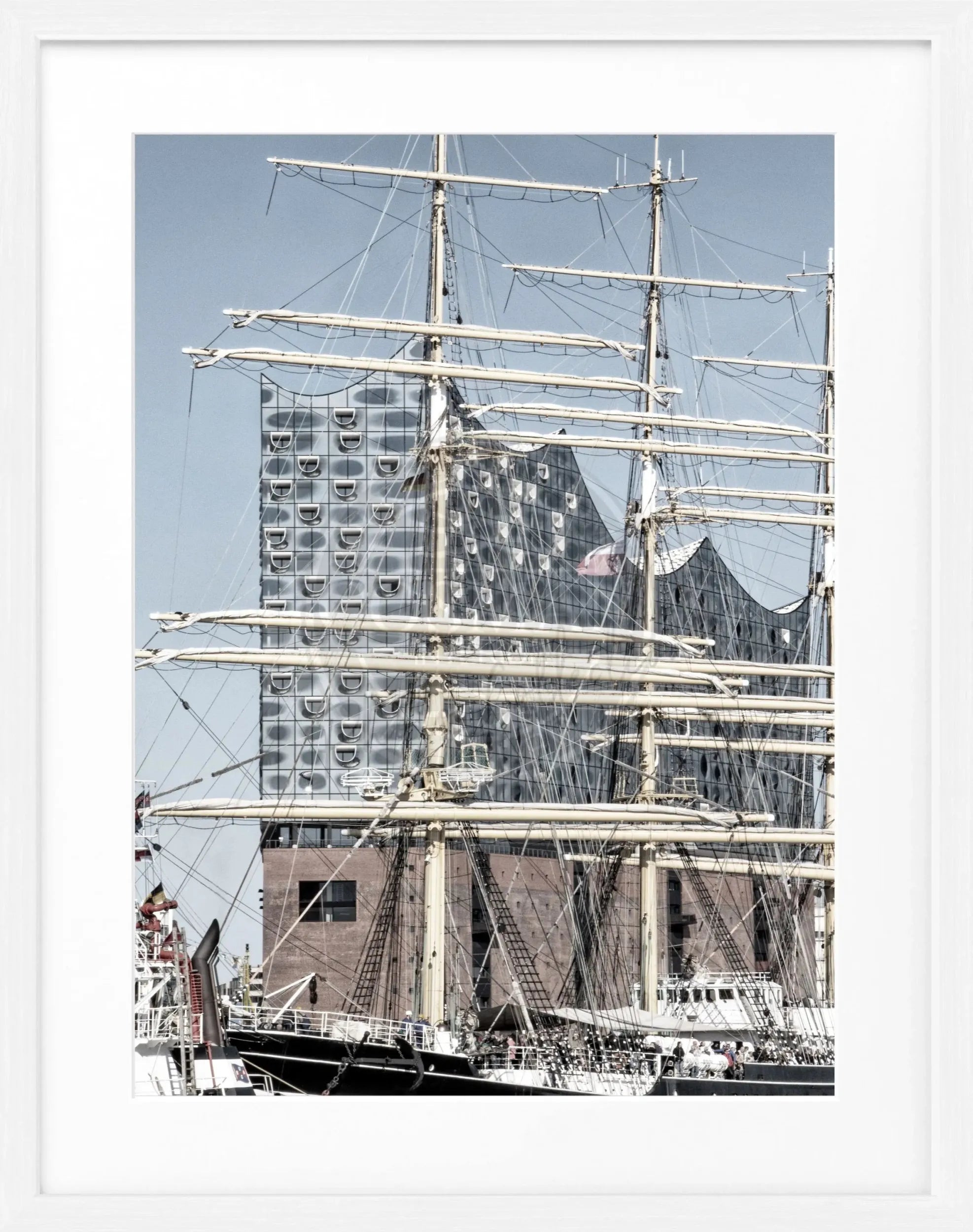 Schwarz-weiß Poster vom Hamburger Hafen mit Elphi, in schwarzem Rahmen, von Cosman-Photocollection, 25x31cm