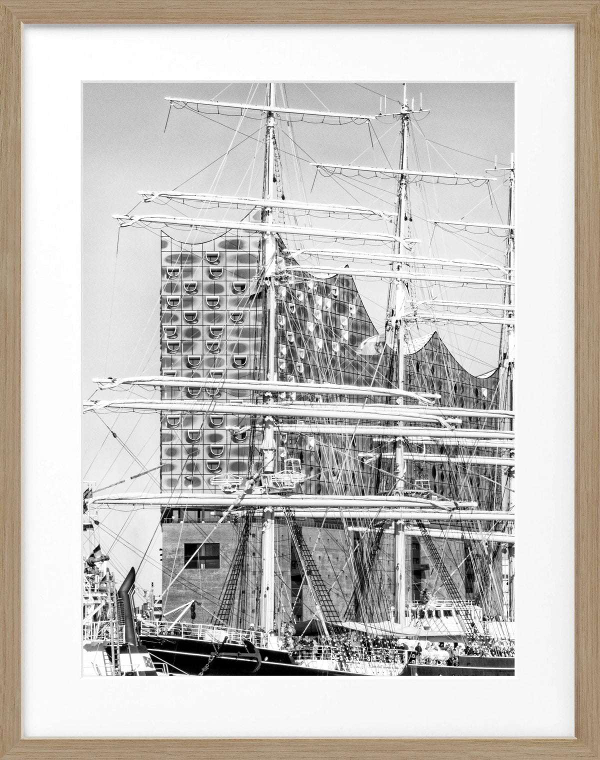Schwarz-weiß Poster des Hamburger Hafens mit Elphi, im Rahmen, von Cosman-Photocollection, 25x31cm, maritimes Motiv