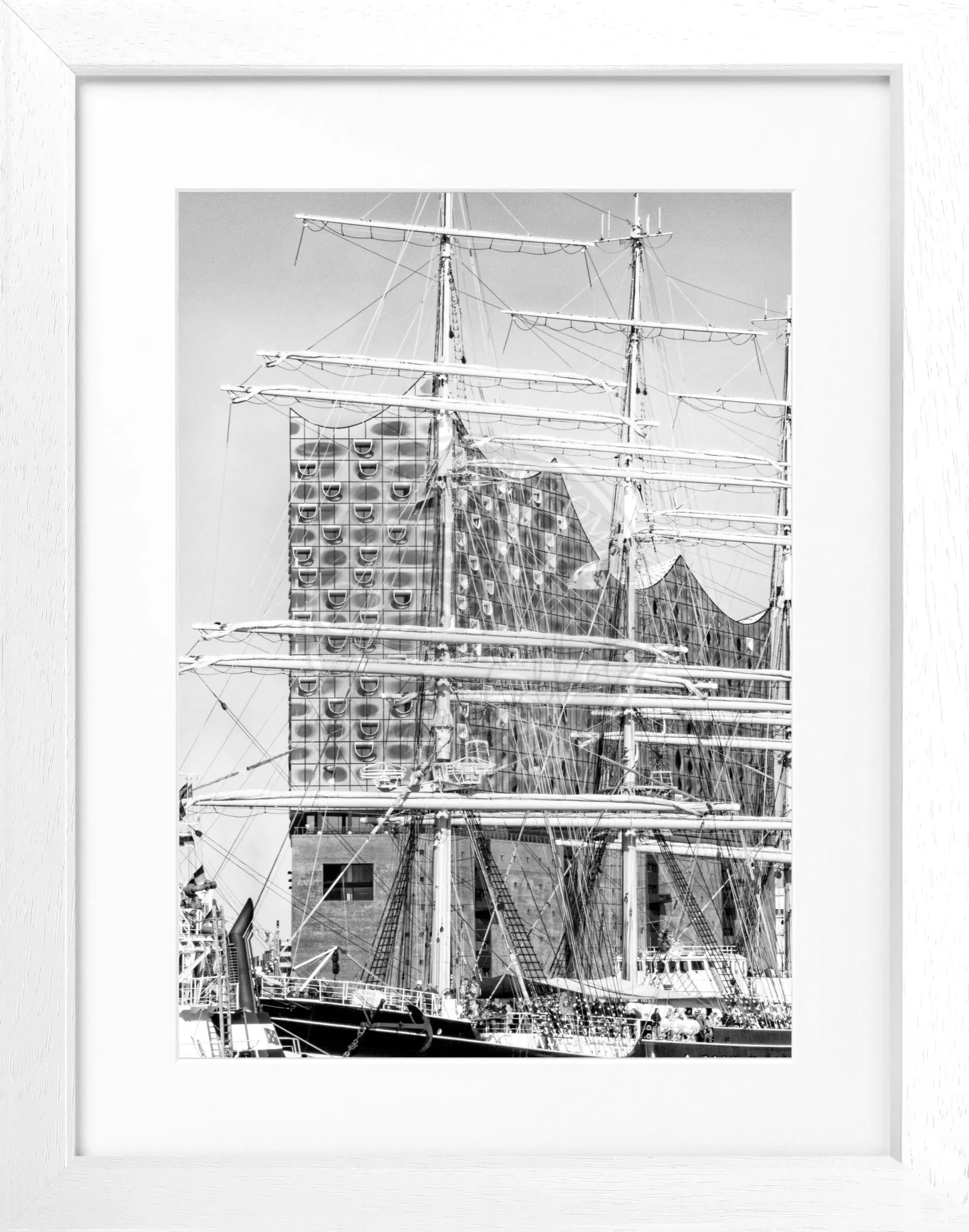 Schwarz-weiß Poster vom Hamburger Hafen mit Elphi, in schwarzem Rahmen, von Cosman-Photocollection, 25x31 cm