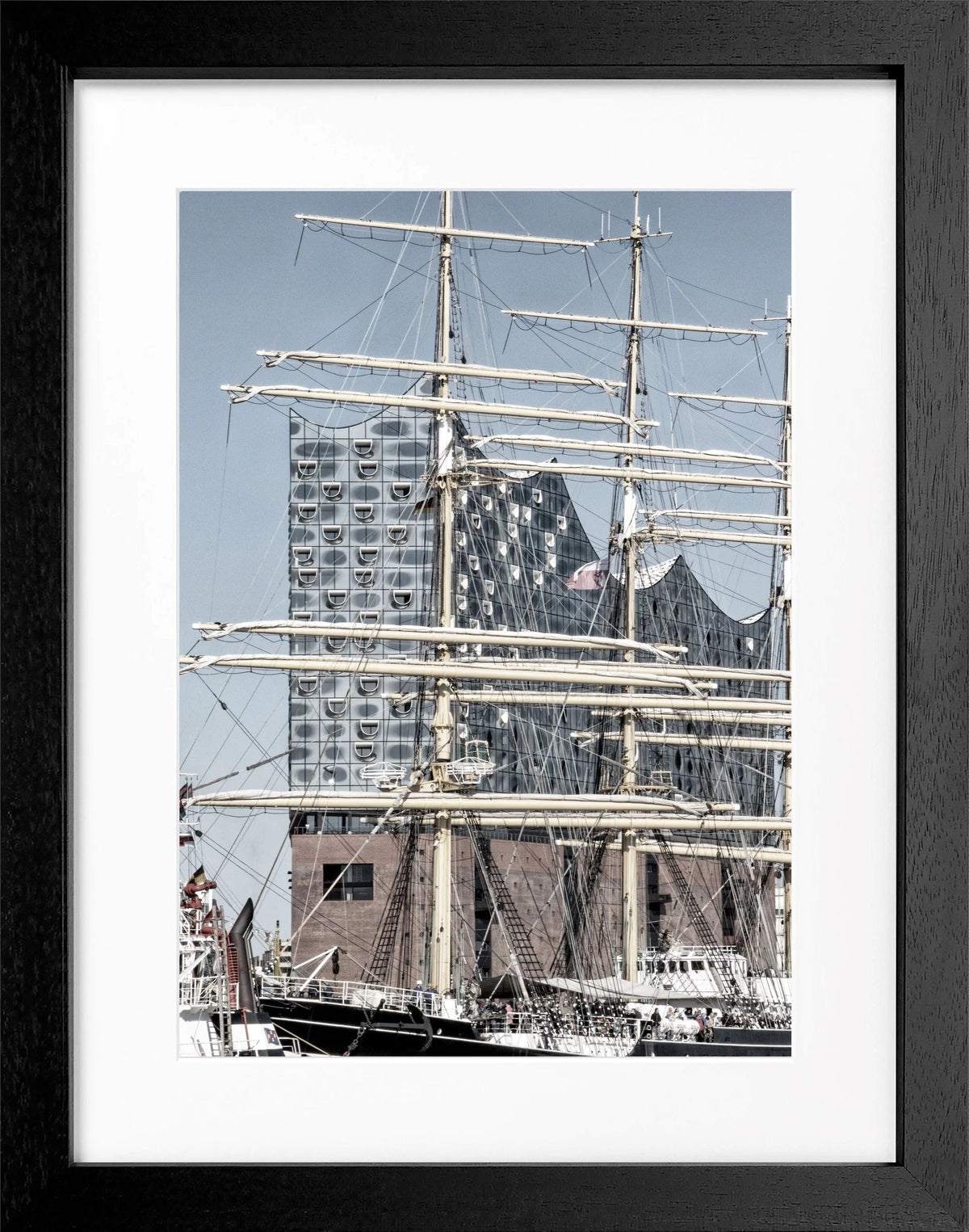 Schwarz-weiß Poster mit Rahmen, Hamburg Hafen Elphi, von Cosman-Photocollection, 25x31 cm, maritimes Motiv