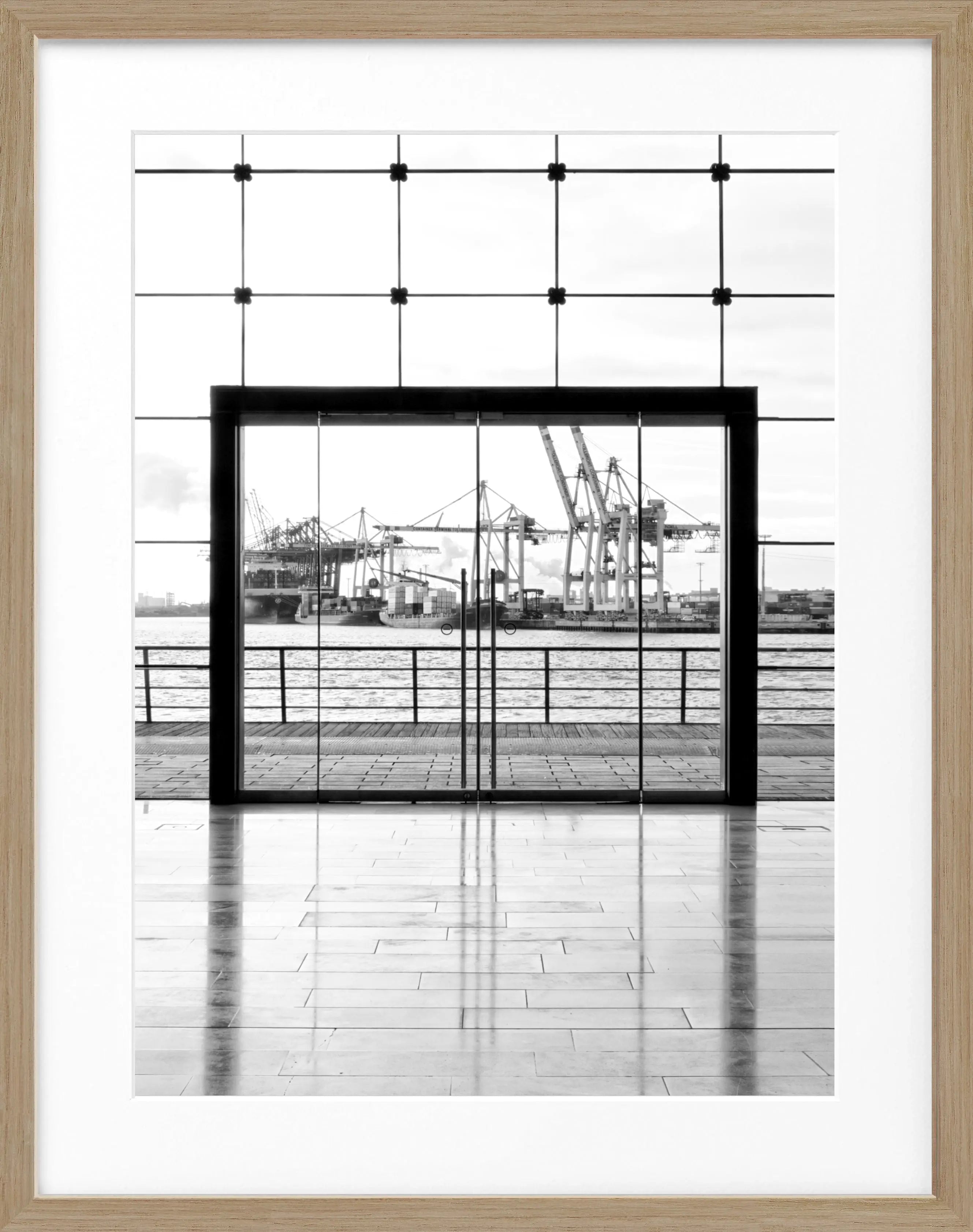 Schwarz-weiß Poster vom Hamburger Hafen mit Rahmen, von Cosman-Photocollection, Maße 25x31cm, maritimes Motiv.