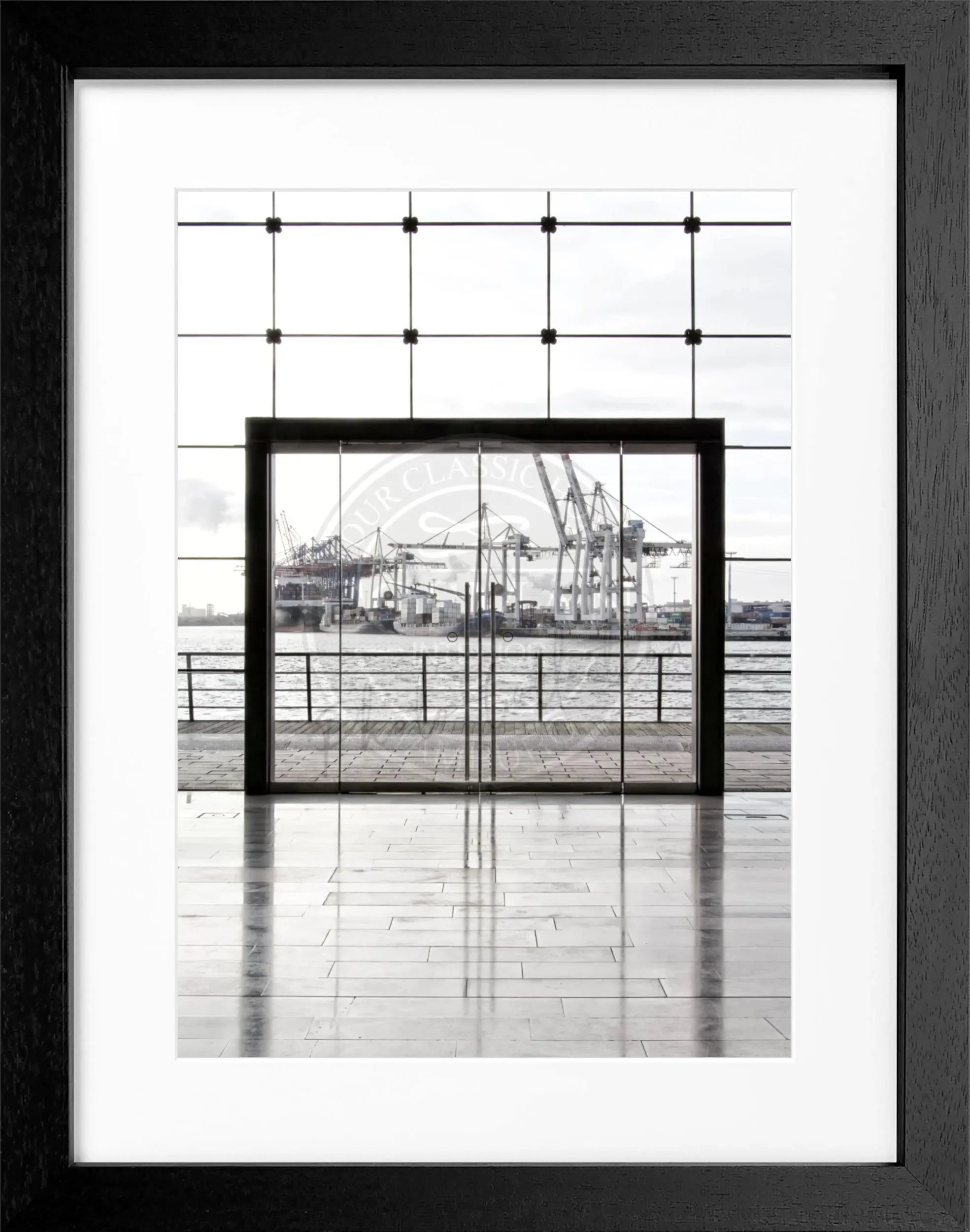 Schwarz-weiß Poster mit Rahmen von Hamburg Hafen, Cosman-Photocollection, 25x31 cm, maritimes Hafenmotiv.
