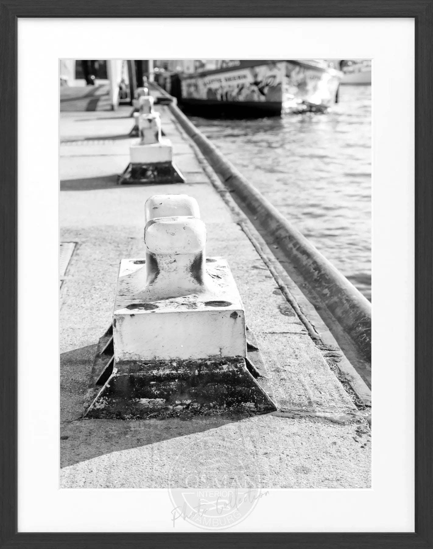 Schwarz-weiß Poster des Hamburger Hafens mit Poller, im Rahmen, von Cosman-Photocollection, 25x31 cm.