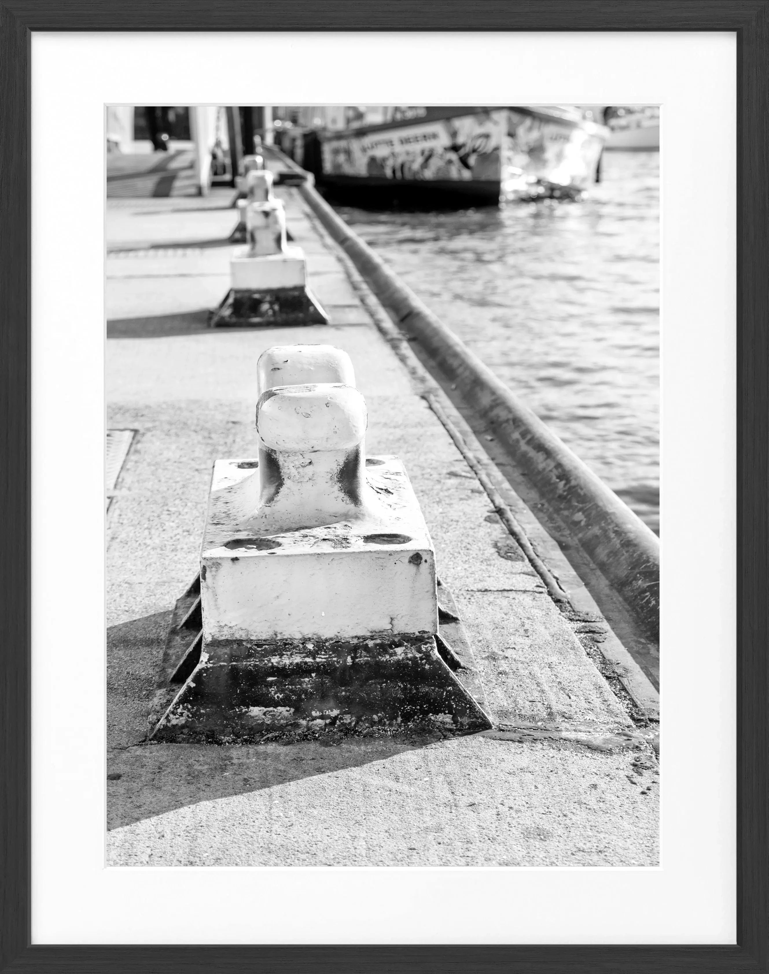 Schwarz-weiß Poster des Hamburger Hafens mit Poller, im Rahmen, von Cosman-Photocollection, 25x31 cm.