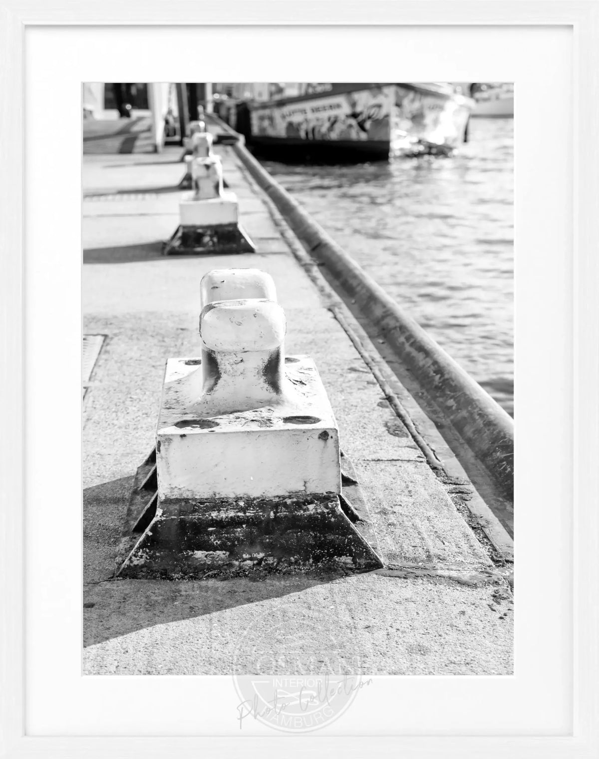 Schwarz-Weiß-Poster mit Rahmen, Hamburg Hafen Poller, von Cosman-Photocollection, 25x31 cm, maritimes Hafenmotiv