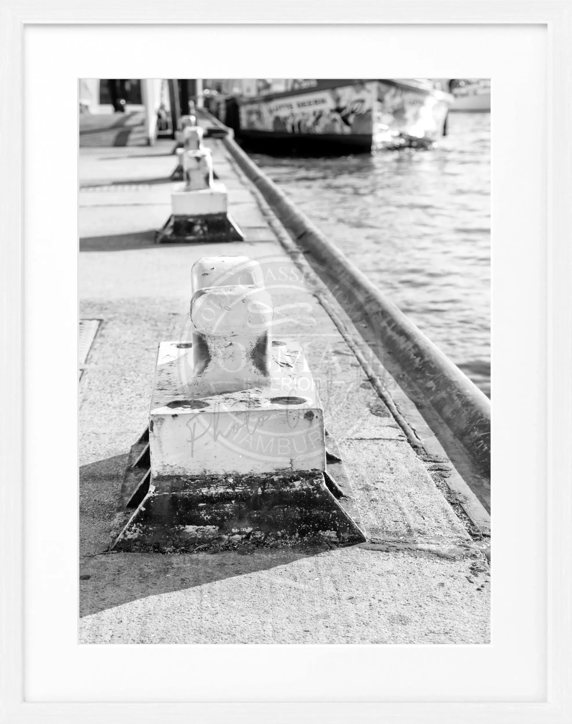 Schwarz-Weiß-Poster mit Rahmen, Hamburg Hafen Poller, von Cosman-Photocollection, 25x31 cm, maritimes Hafenmotiv