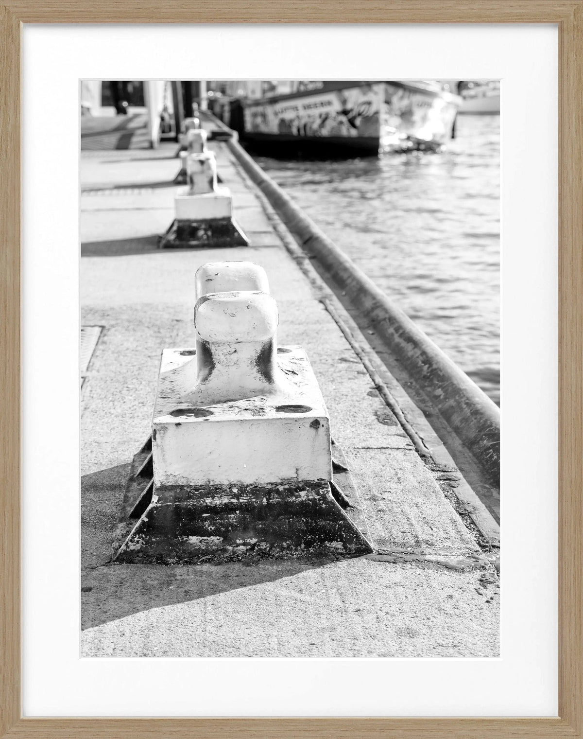 Schwarz-weiß Poster mit Rahmen, Hamburg Hafen Poller, von Cosman-Photocollection, 25x31cm, maritimes Hafenmotiv.