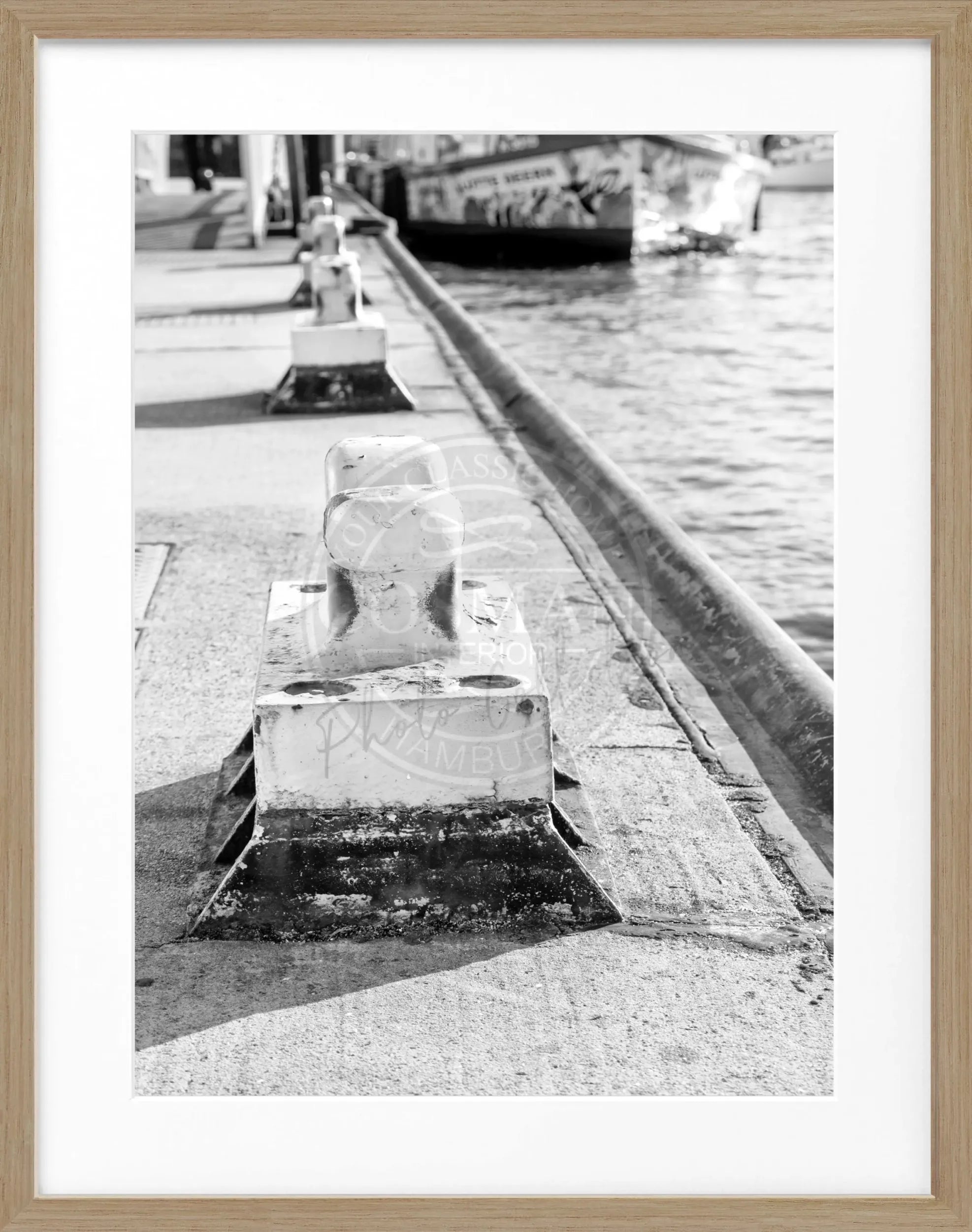 Schwarz-weiß Poster mit Rahmen, Hamburg Hafen Poller, von Cosman-Photocollection, 25x31cm, maritimes Hafenmotiv.