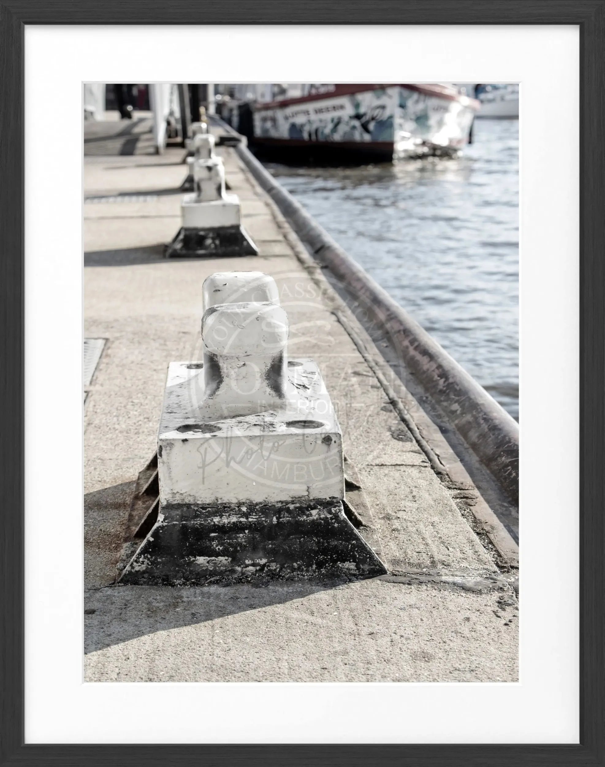 Schwarz-weiß Poster mit Rahmen, Hamburg Hafen Poller, von Cosman-Photocollection, 25x31 cm, maritimes Hafenmotiv