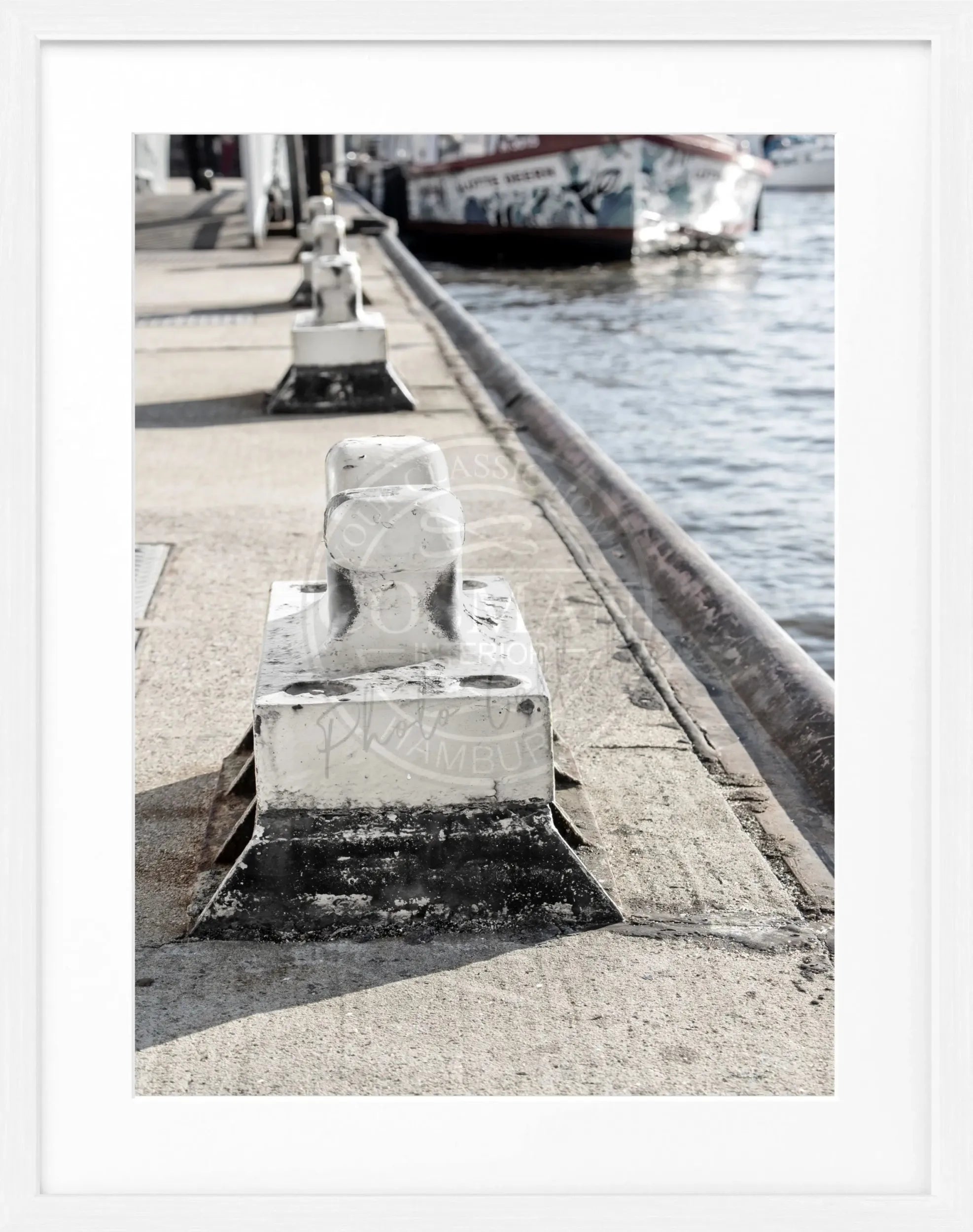 Schwarz-weiß Poster mit Rahmen, Hamburg Hafen mit Pollern, von Cosman-Photocollection, 25x31 cm, Wanddekoration