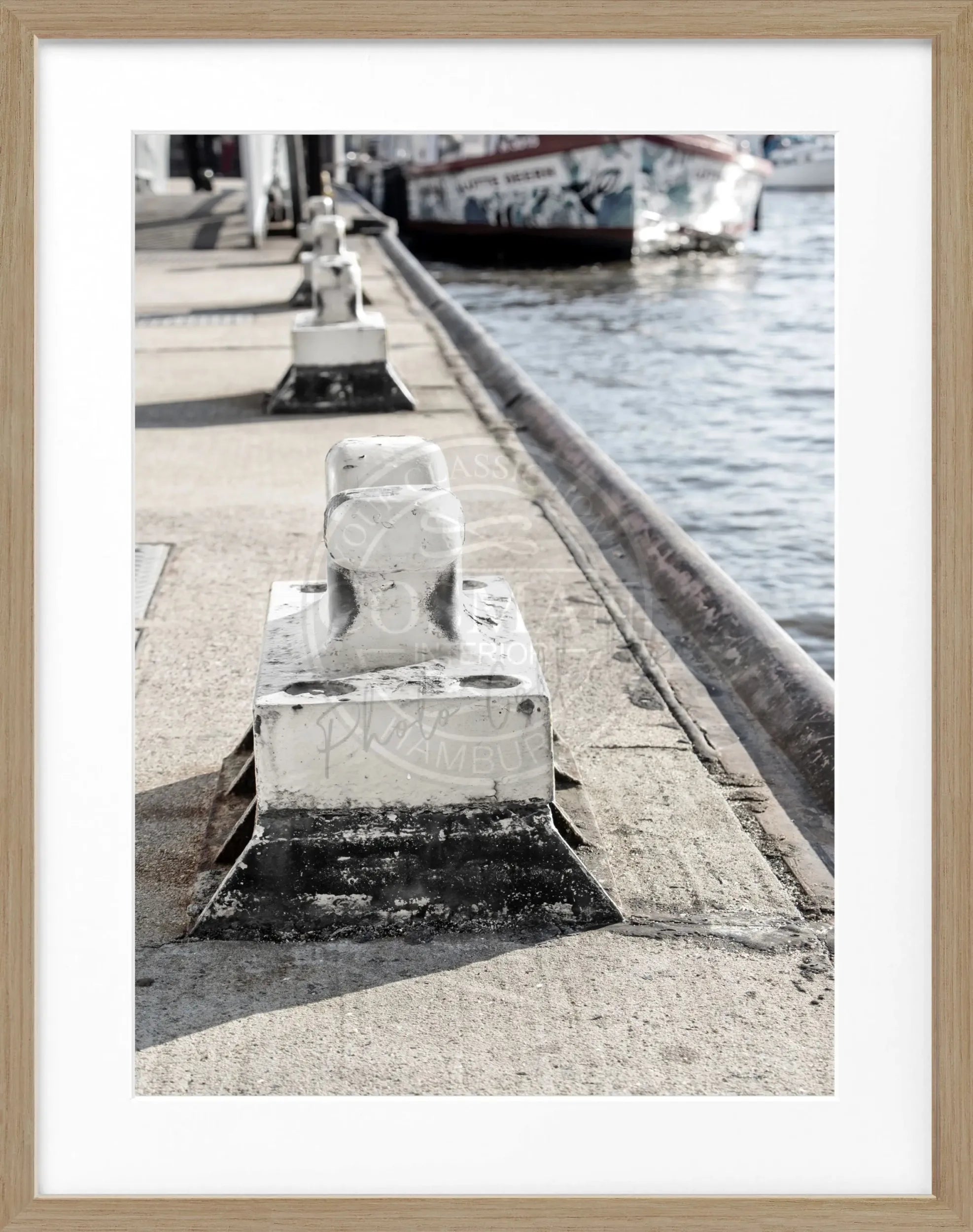 Schwarz-weiß Poster vom Hamburg Hafen mit Poller, gerahmt, von Cosman-Photocollection, 25x31cm, maritimes Motiv