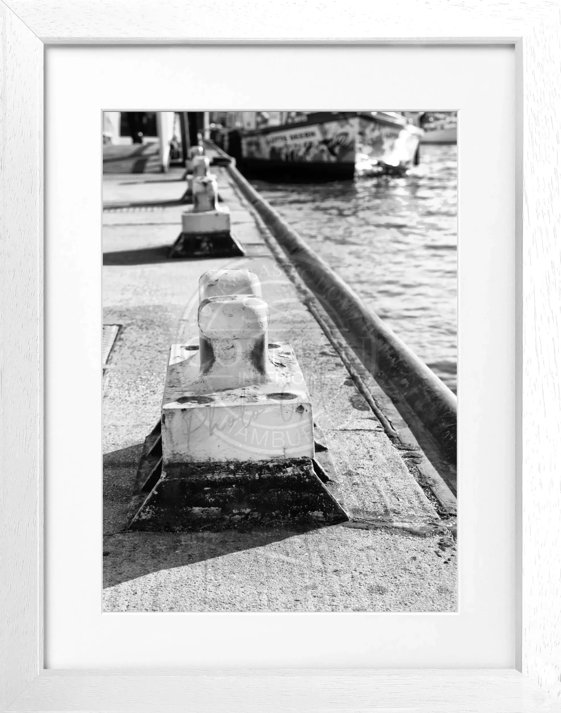 Schwarz-weiß Poster vom Hamburg Hafen mit Poller im Rahmen, von Cosman-Photocollection, 25x31 cm, maritime Motive