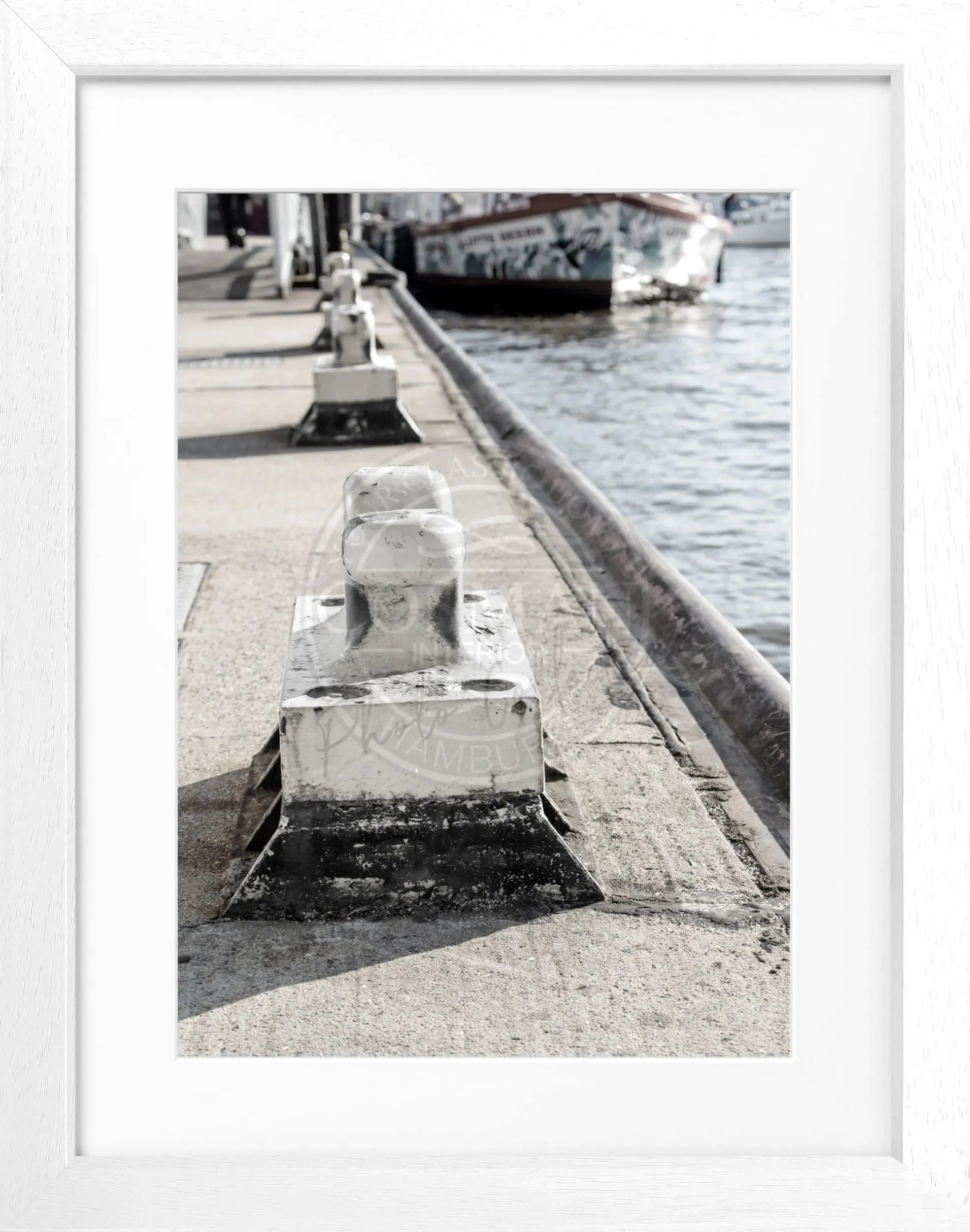Schwarz-weiß Poster mit Rahmen von Cosman-Photocollection, Hamburg Hafen Poller, 25x31cm, maritime Stadtansicht