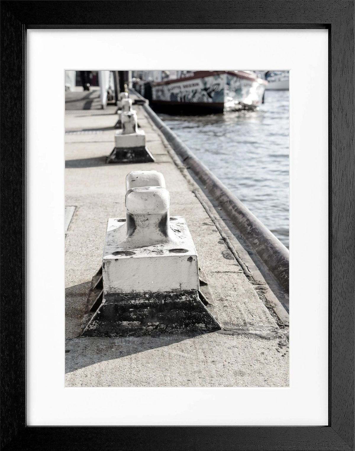 Schwarz-weiß Poster vom Hamburger Hafen mit Poller, gerahmt, von Cosman-Photocollection, 25x31 cm.