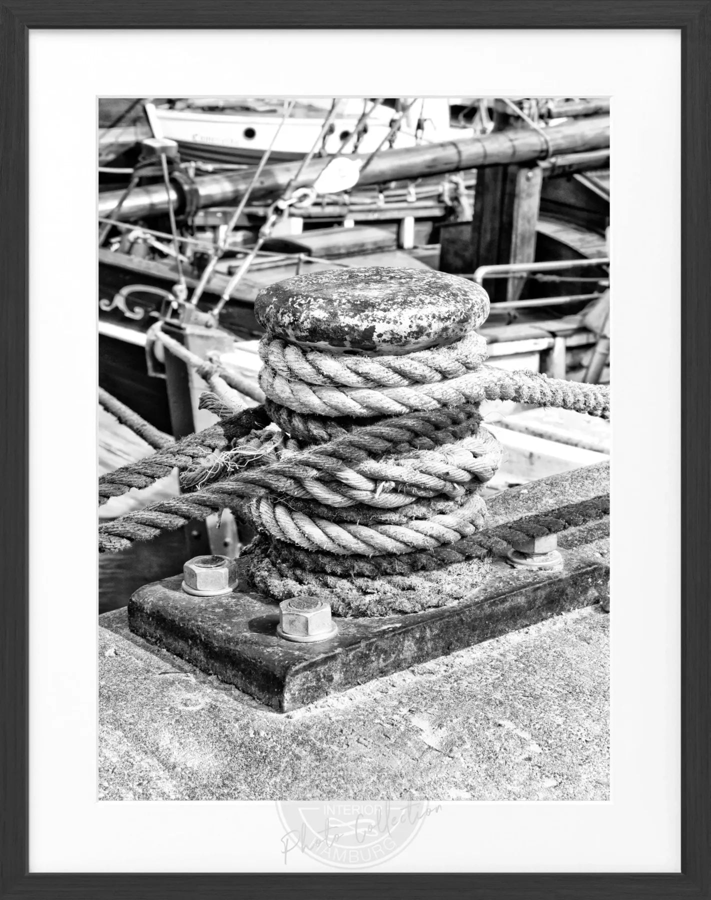 Schwarz-weiß Poster mit Rahmen, Hamburg Hafen Poller, Cosman-Photocollection, 25x31cm, maritime Motiv