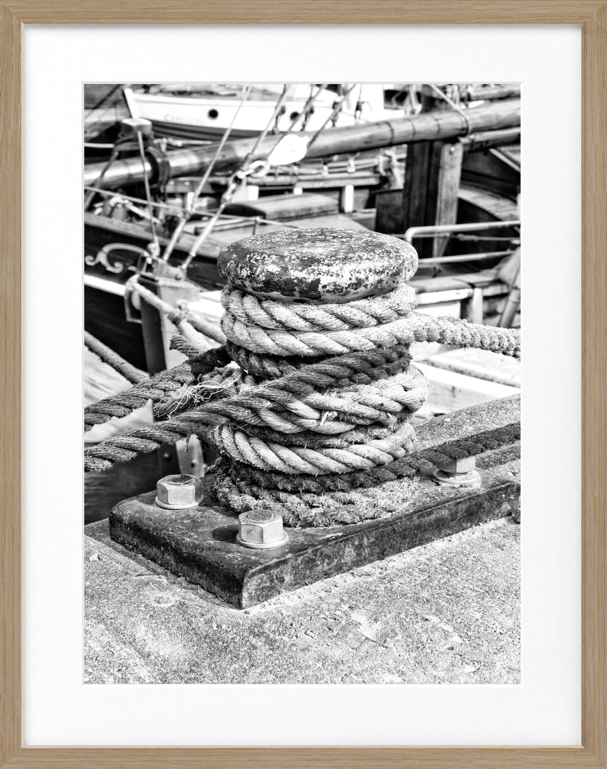 Schwarz-weiß Poster mit Rahmen von Hamburg Hafen Poller, 25x31cm, von Cosman-Photocollection, maritime Hafenansicht.