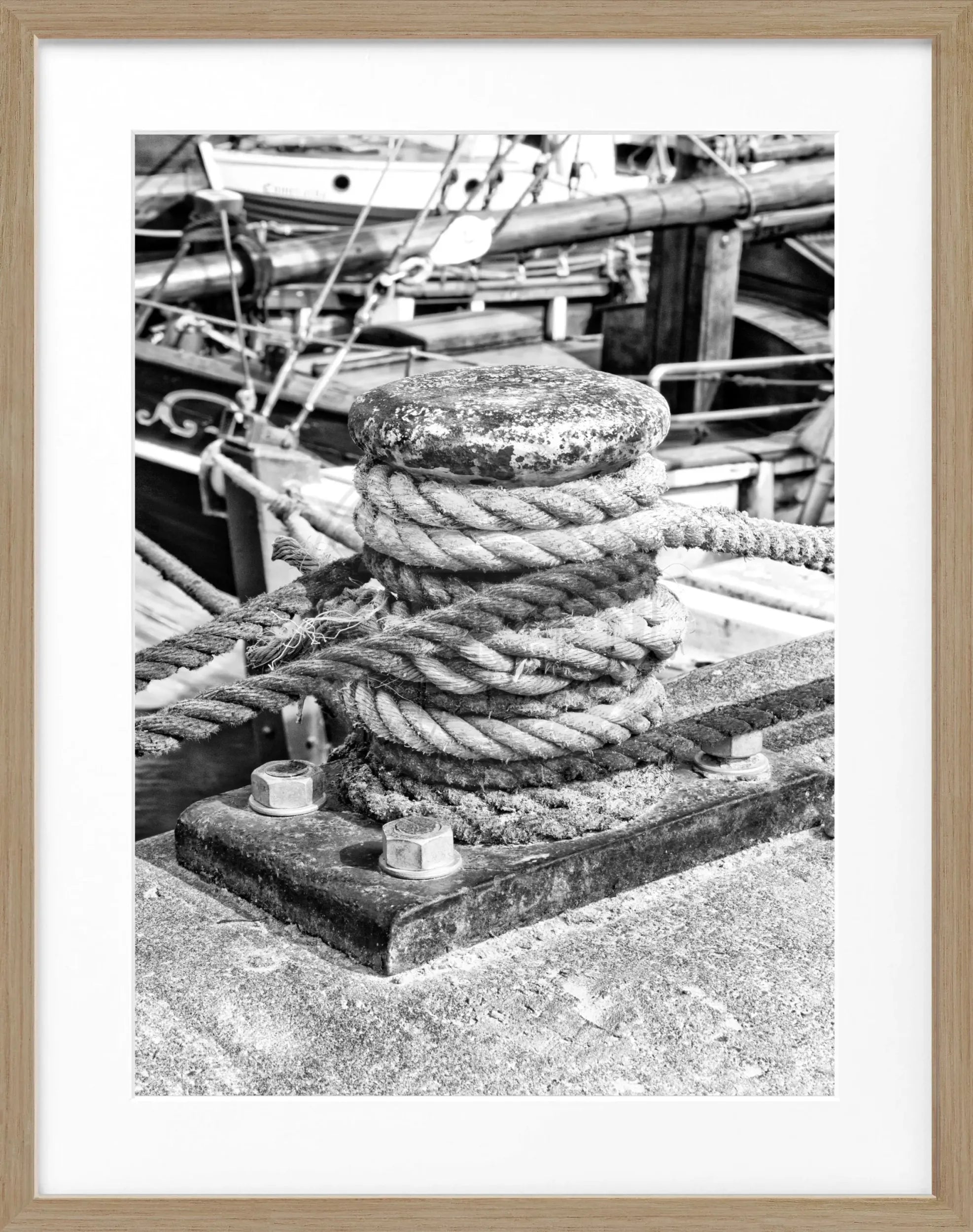 Schwarz-weiß Poster mit Rahmen von Hamburg Hafen Poller, 25x31cm, von Cosman-Photocollection, maritime Hafenansicht.