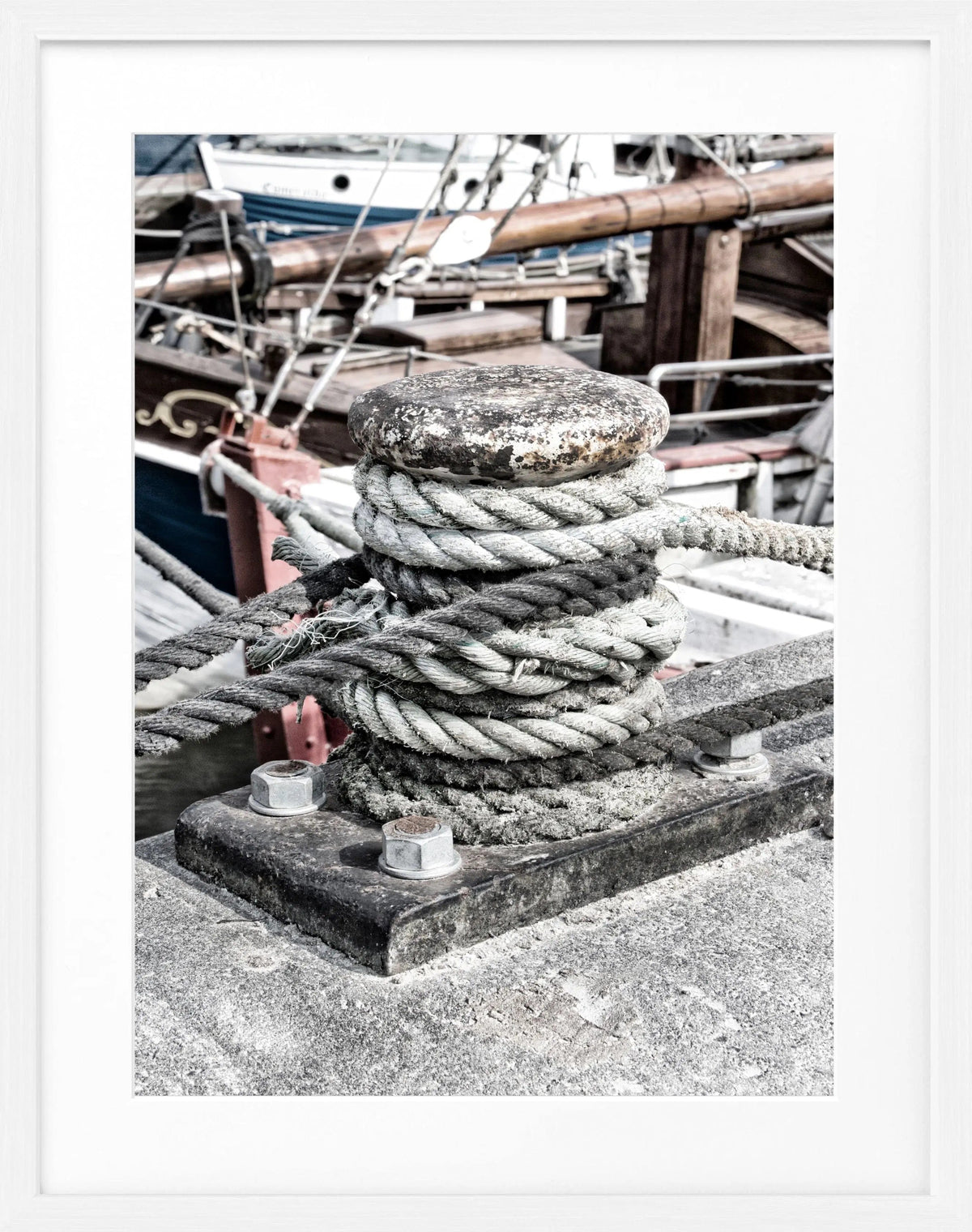 Schwarz-weiß Poster mit Rahmen, Hamburg Hafen Poller Motiv, 25x31 cm, von Cosman-Photocollection