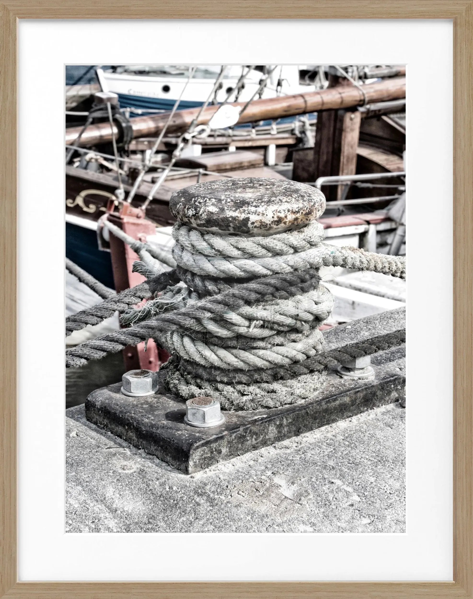 Schwarz-weiß Poster vom Hamburg Hafen mit Poller, im schwarzen Rahmen, Maße 25x31cm, von Cosman-Photocollection.