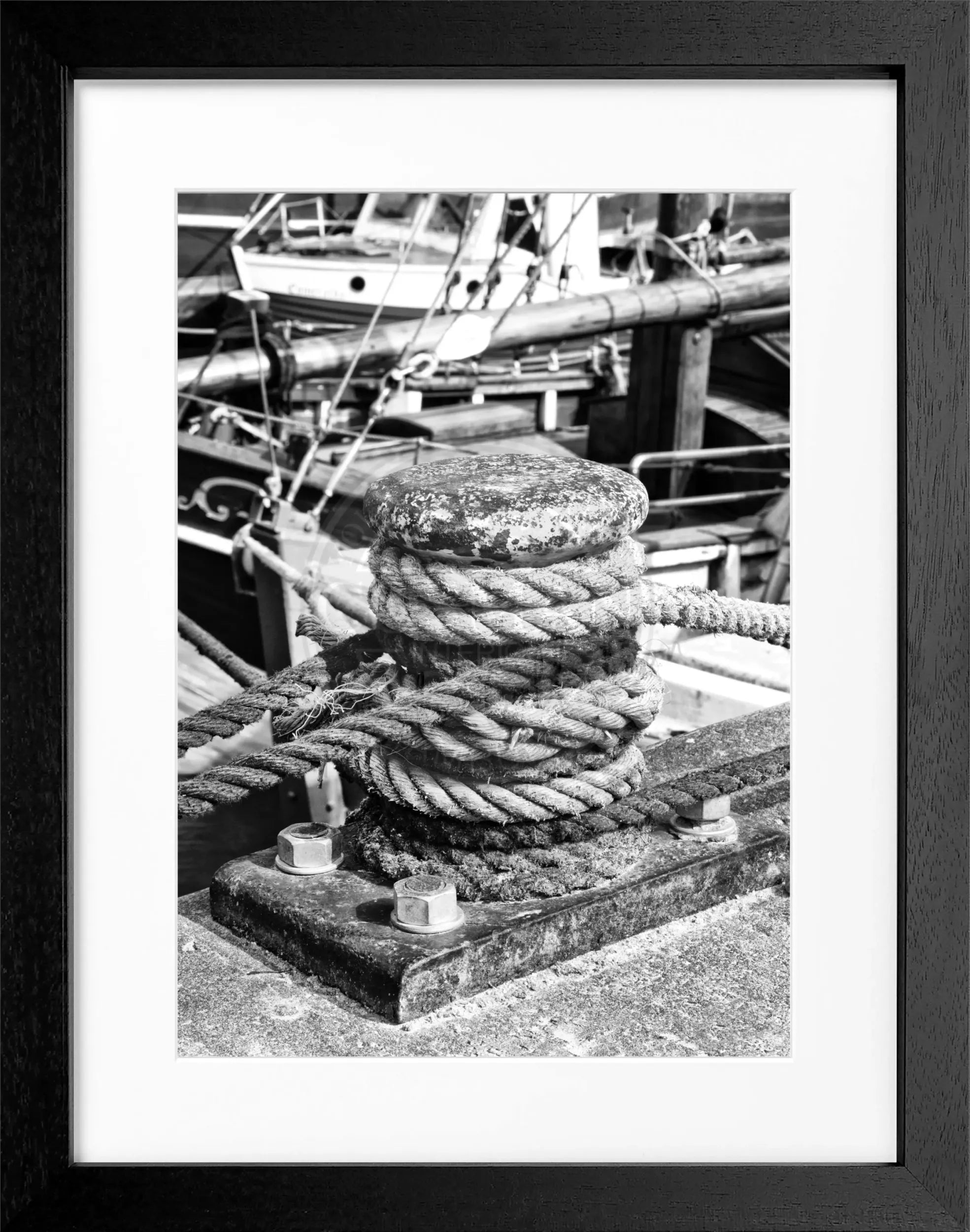 Schwarz-weiß Poster mit Rahmen, Hamburg Hafen Poller Motiv, 25x31cm, von Cosman-Photocollection