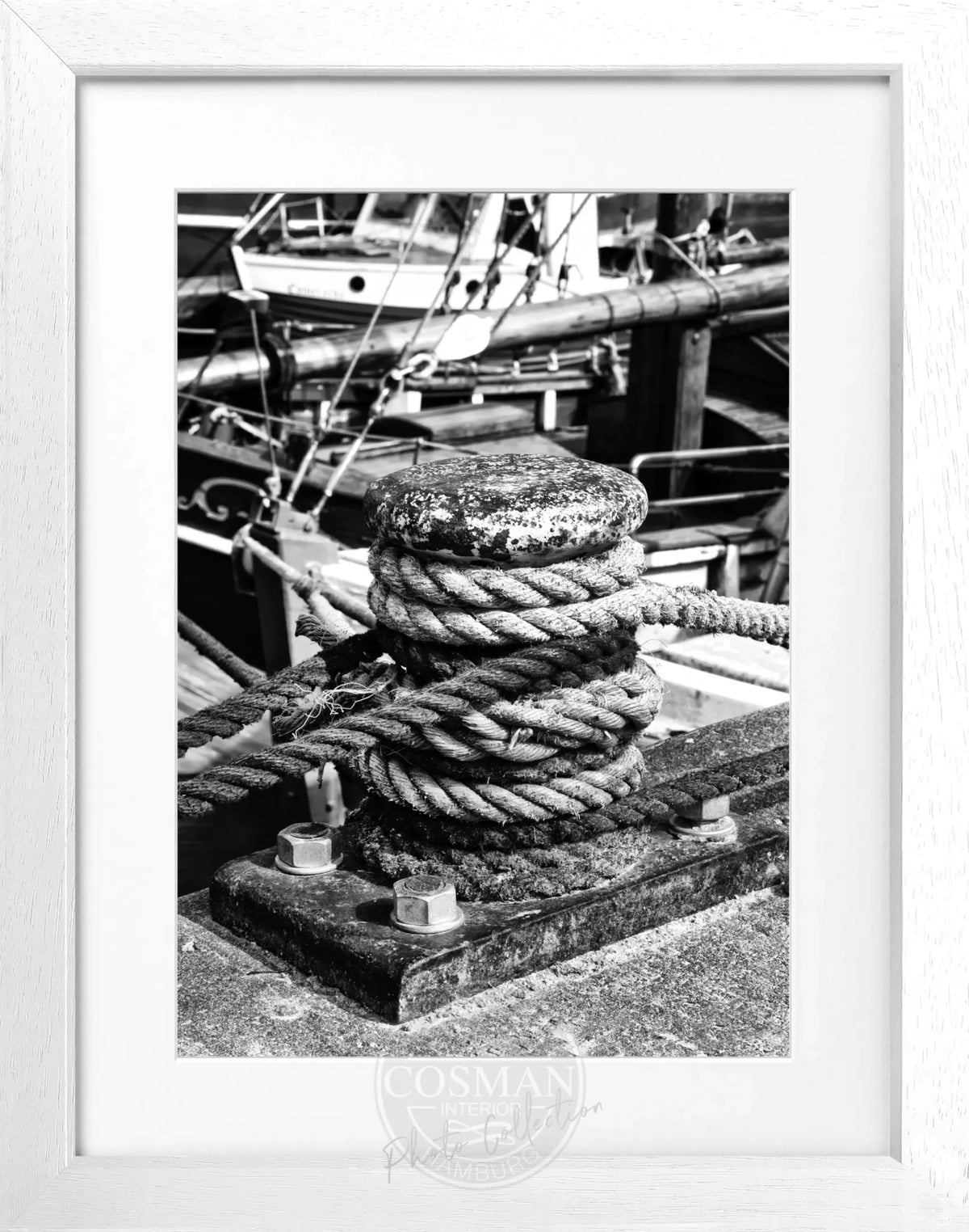 Schwarz-weiß Poster vom Hamburger Hafen mit Pollern, gerahmt, Maße 25x31 cm, von Cosman-Photocollection.